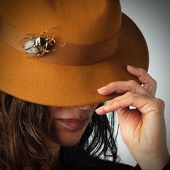 Esclusiva e iconica spilla Scarabeo in oro 18 carati con legno d'ebano, corno e diamanti