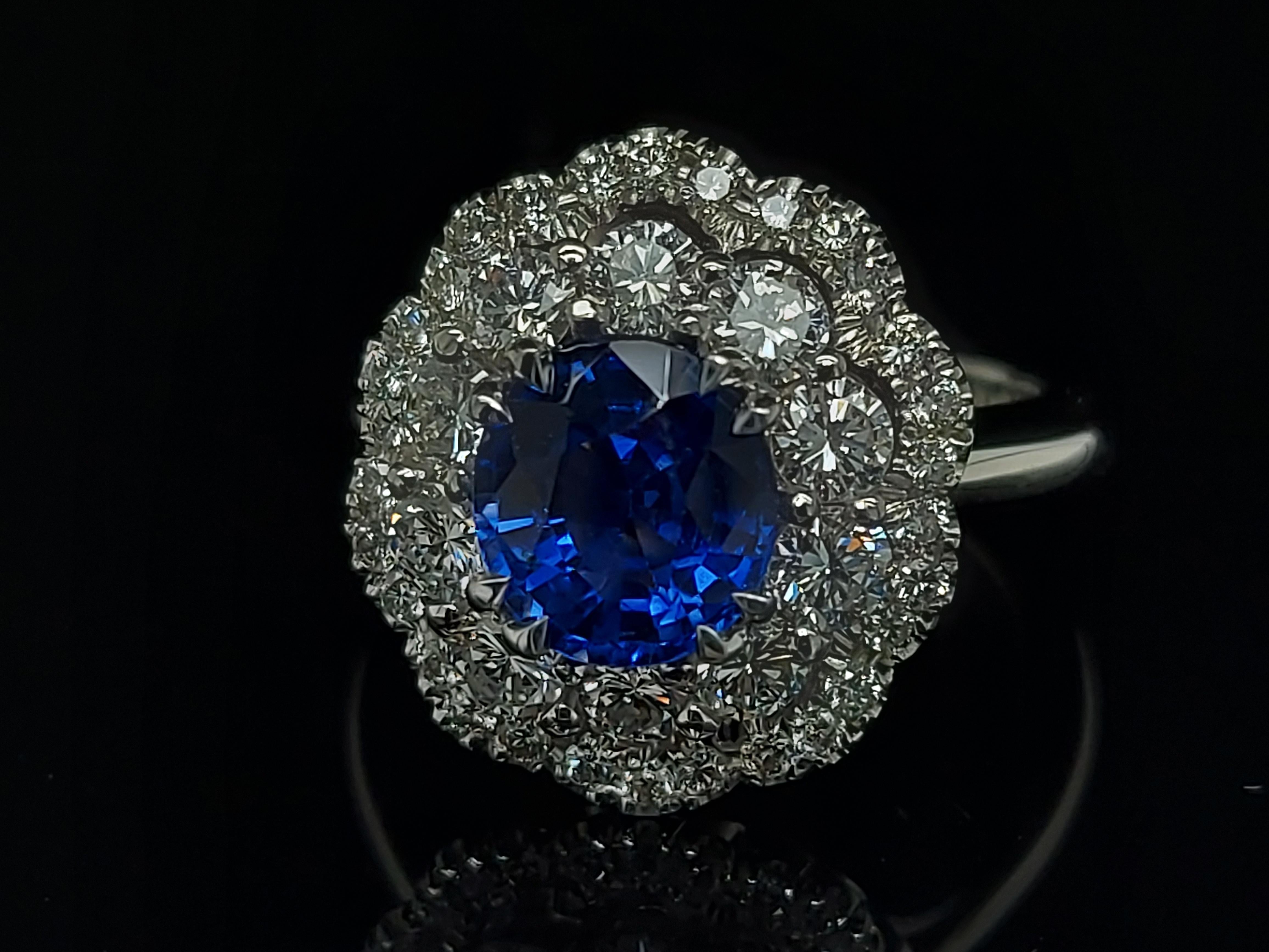 Exceptional 18 Karat Gold Ring with 2.43 Carat Sapphire and 1.36 Carat Diamonds For Sale 4