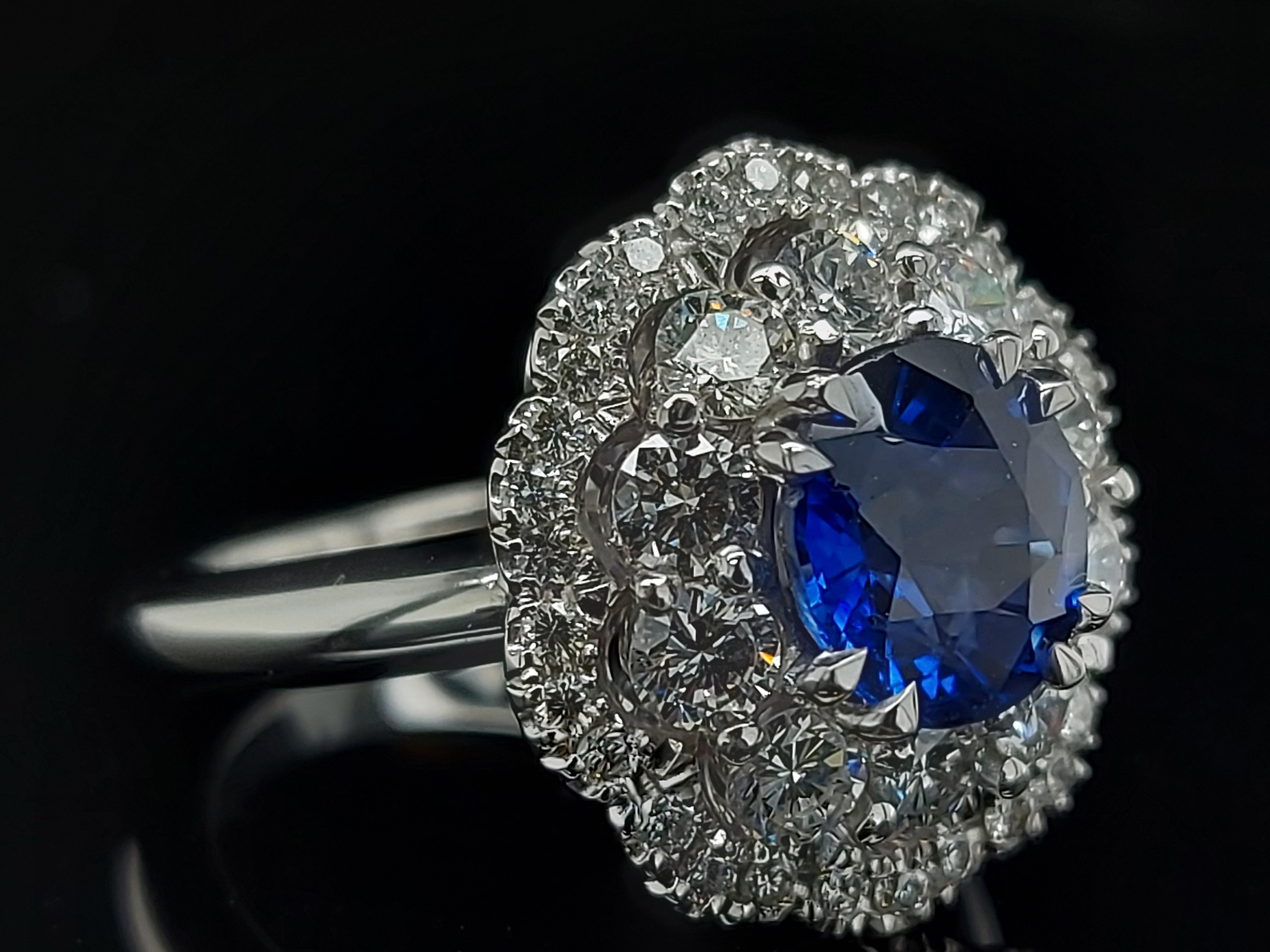 Exceptional 18 Karat Gold Ring with 2.43 Carat Sapphire and 1.36 Carat Diamonds For Sale 5