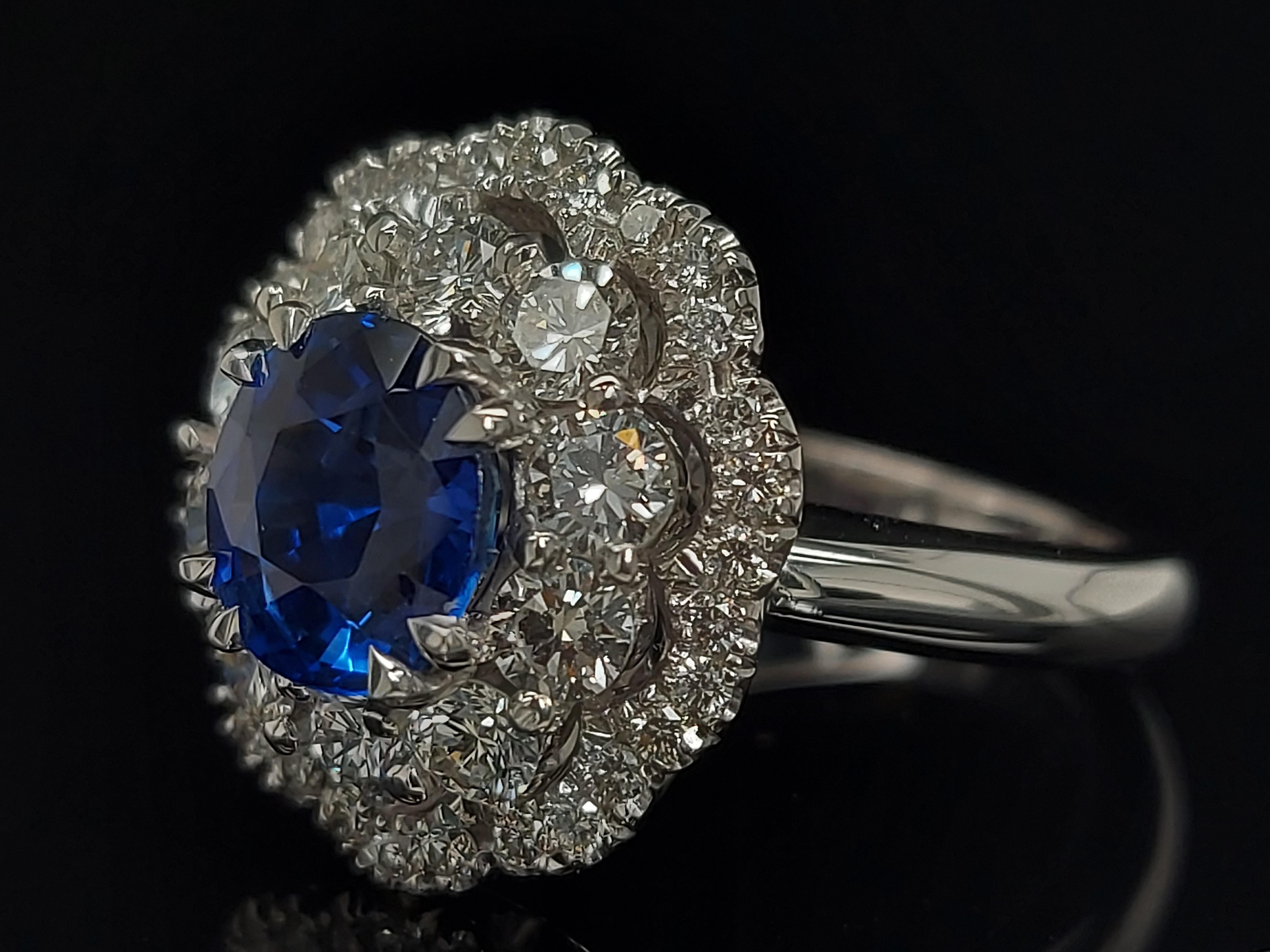 Exceptional 18 Karat Gold Ring with 2.43 Carat Sapphire and 1.36 Carat Diamonds In New Condition For Sale In Antwerp, BE