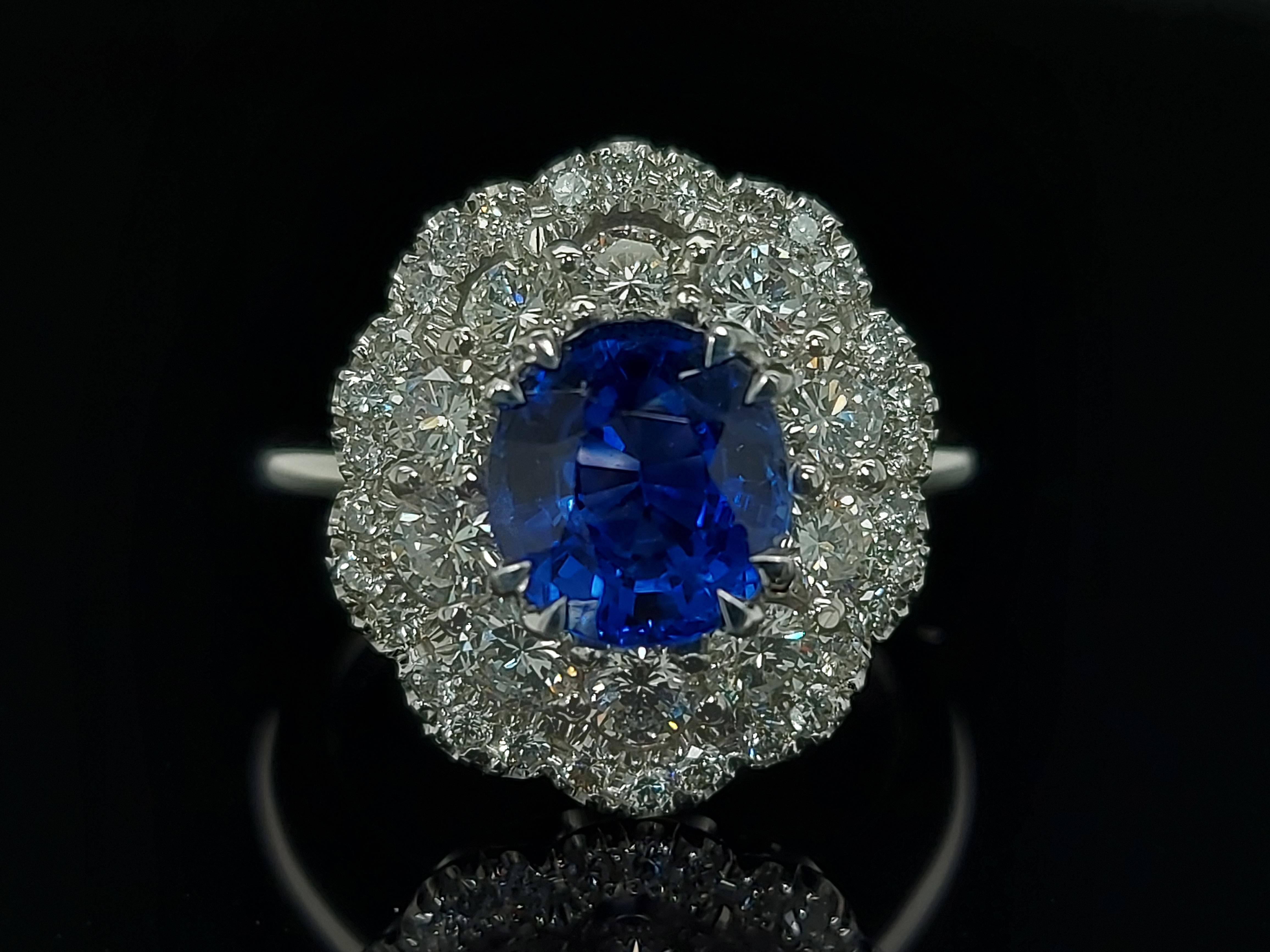 Women's Exceptional 18 Karat Gold Ring with 2.43 Carat Sapphire and 1.36 Carat Diamonds For Sale