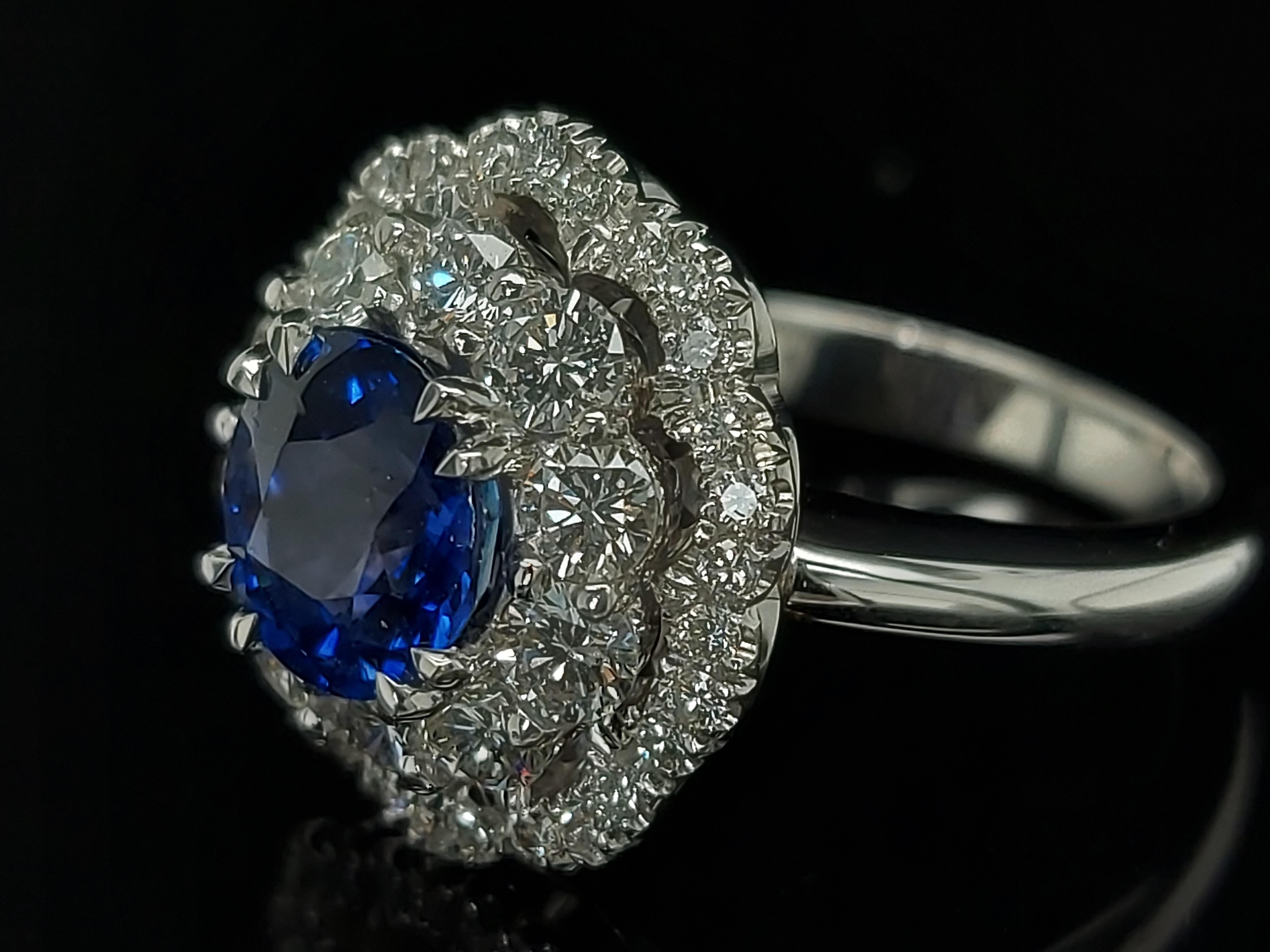Exceptional 18 Karat Gold Ring with 2.43 Carat Sapphire and 1.36 Carat Diamonds For Sale 2