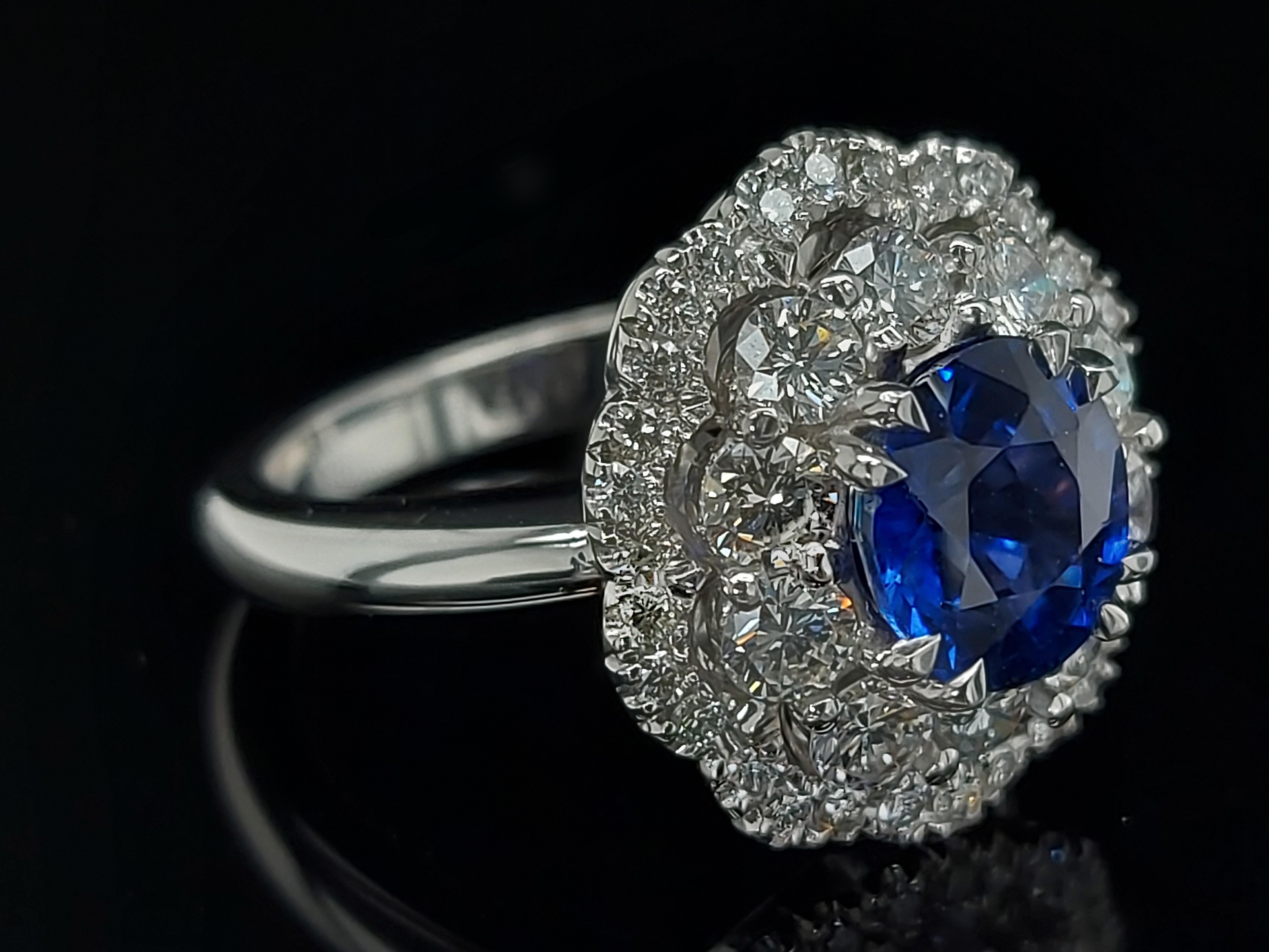 Exceptional 18 Karat Gold Ring with 2.43 Carat Sapphire and 1.36 Carat Diamonds For Sale 3