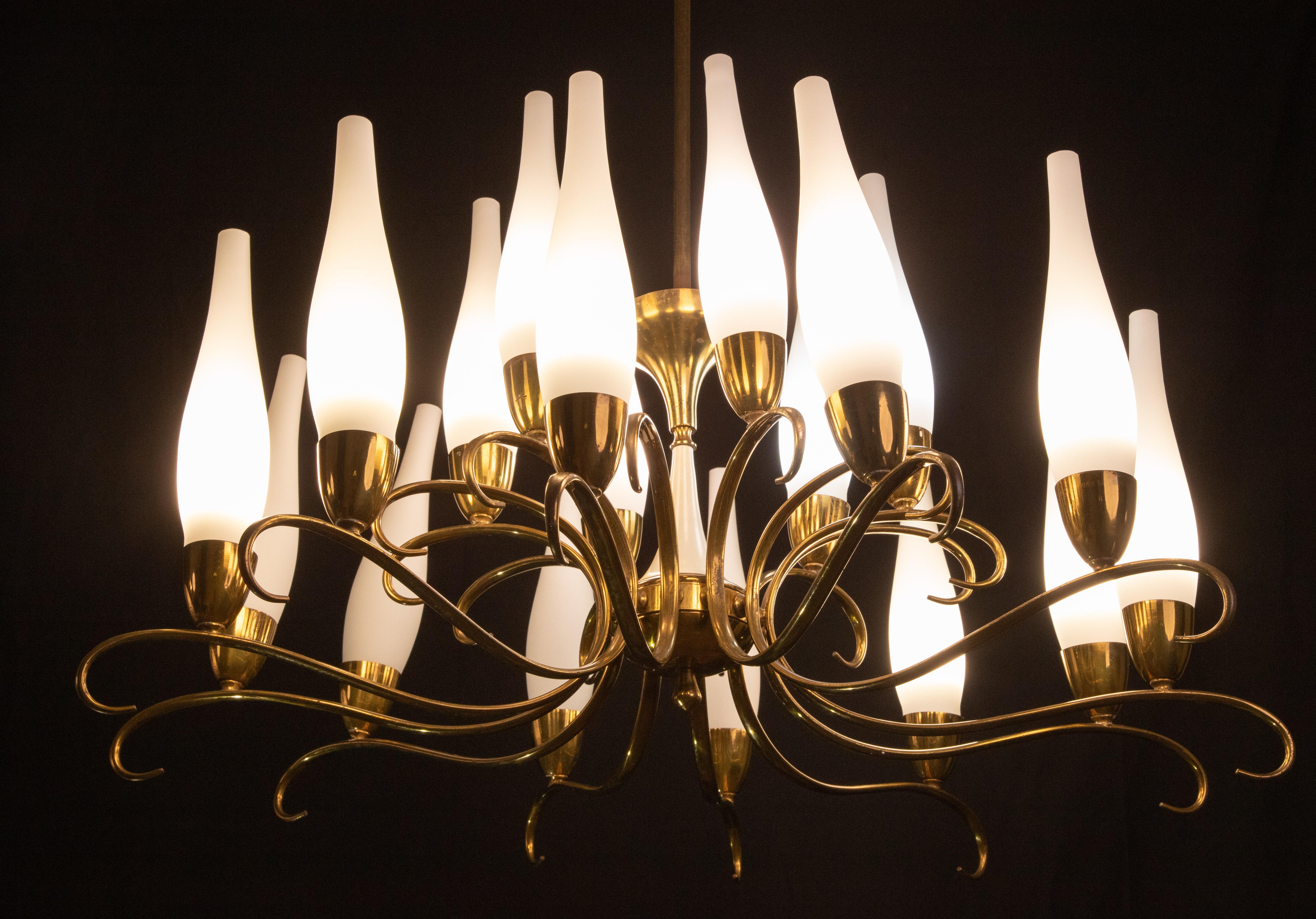 Exceptional 18-light stilnovo chandelier made of brass and opaline glass.

Period: 1950s


Good vintage condition, few signs of time.

18 lights e14