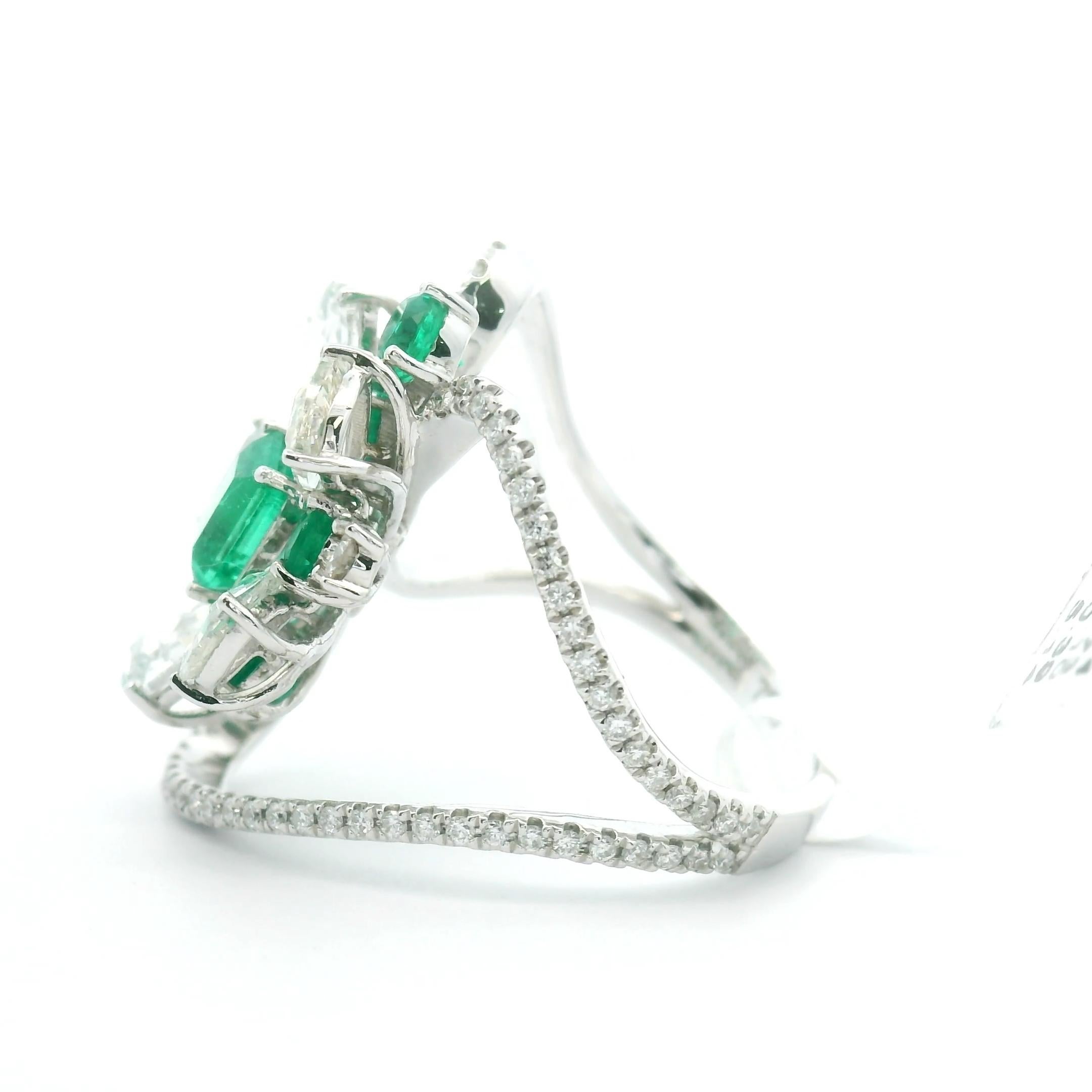 Der Wow-Faktor eines echten Edelsteinliebhabers. Ein absolut erstaunlich und Rare Farbe, Smaragd Diamant-Cocktail-Ring. Hergestellt aus 18 Karat Weißgold und präzise gefasst. Köstliche bonbonfarbene grüne kolumbianische Smaragde sind eingefasst. Ein