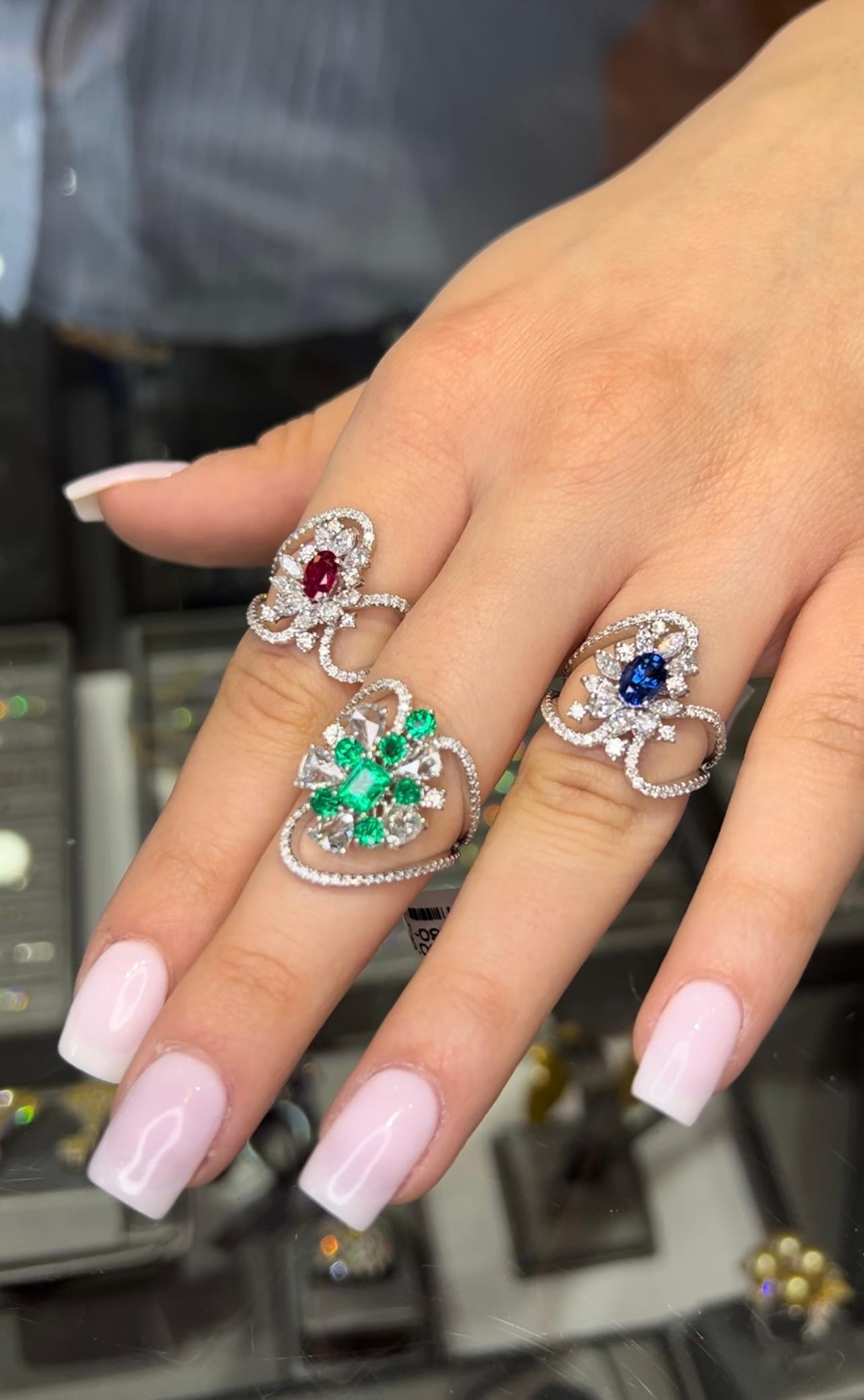 Außergewöhnlicher moderner Diamantring aus 18 Karat Weißgold mit kolumbianischem Smaragd im Rosenschliff (Zeitgenössisch) im Angebot