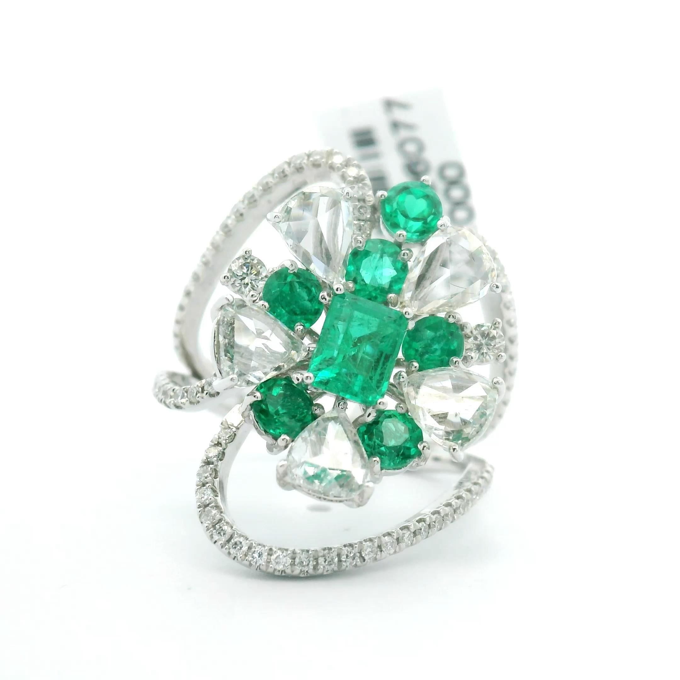 Außergewöhnlicher moderner Diamantring aus 18 Karat Weißgold mit kolumbianischem Smaragd im Rosenschliff (Smaragdschliff) im Angebot