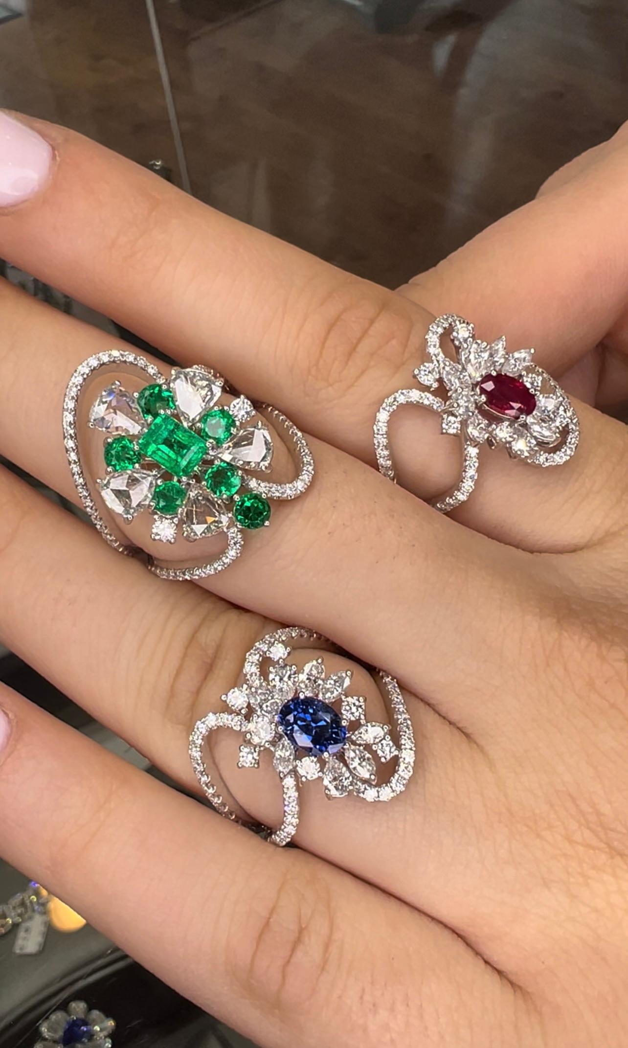 Außergewöhnlicher moderner Diamantring aus 18 Karat Weißgold mit kolumbianischem Smaragd im Rosenschliff im Zustand „Neu“ im Angebot in Great Neck, NY