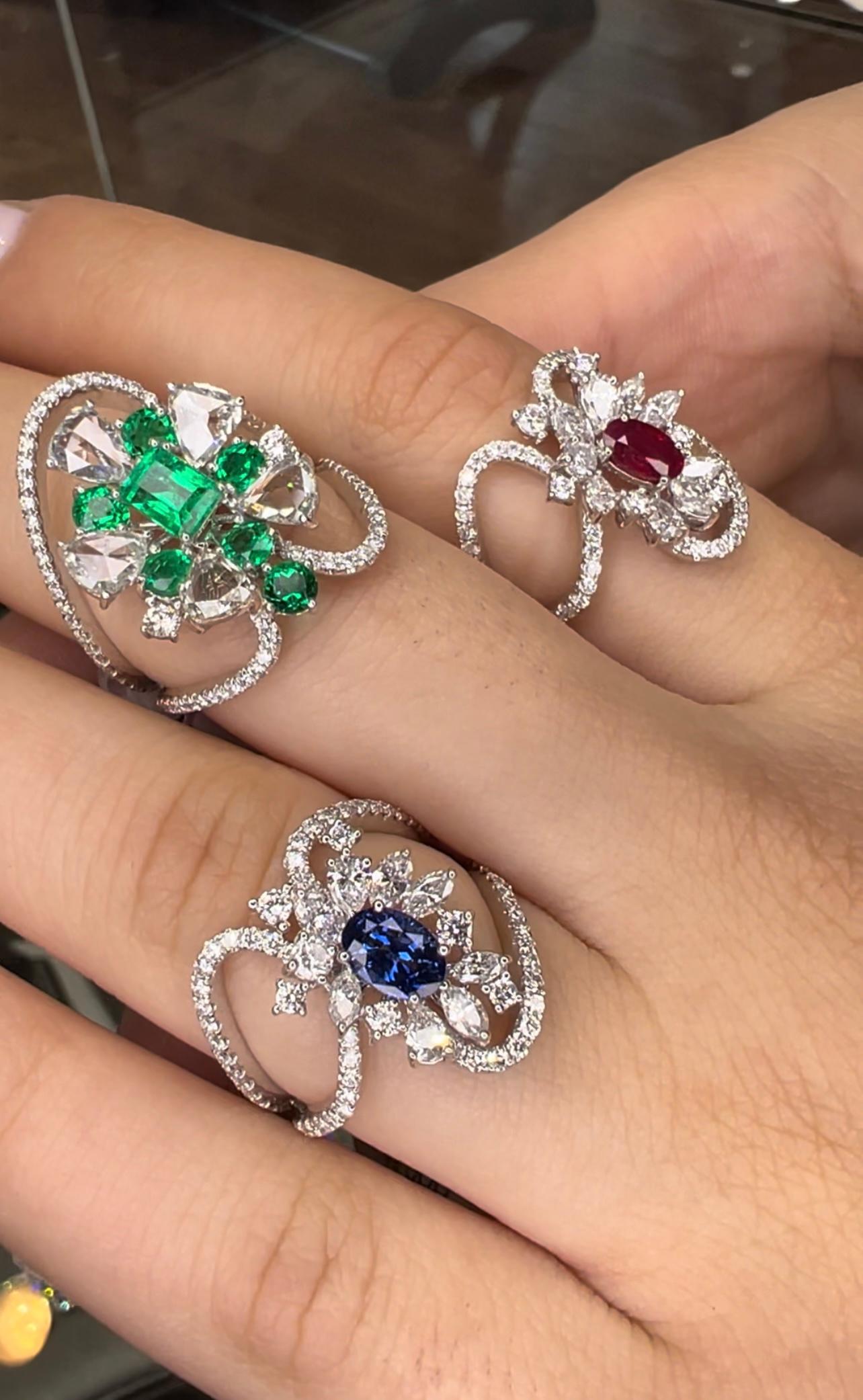 Außergewöhnlicher moderner Diamantring aus 18 Karat Weißgold mit kolumbianischem Smaragd im Rosenschliff im Angebot 1