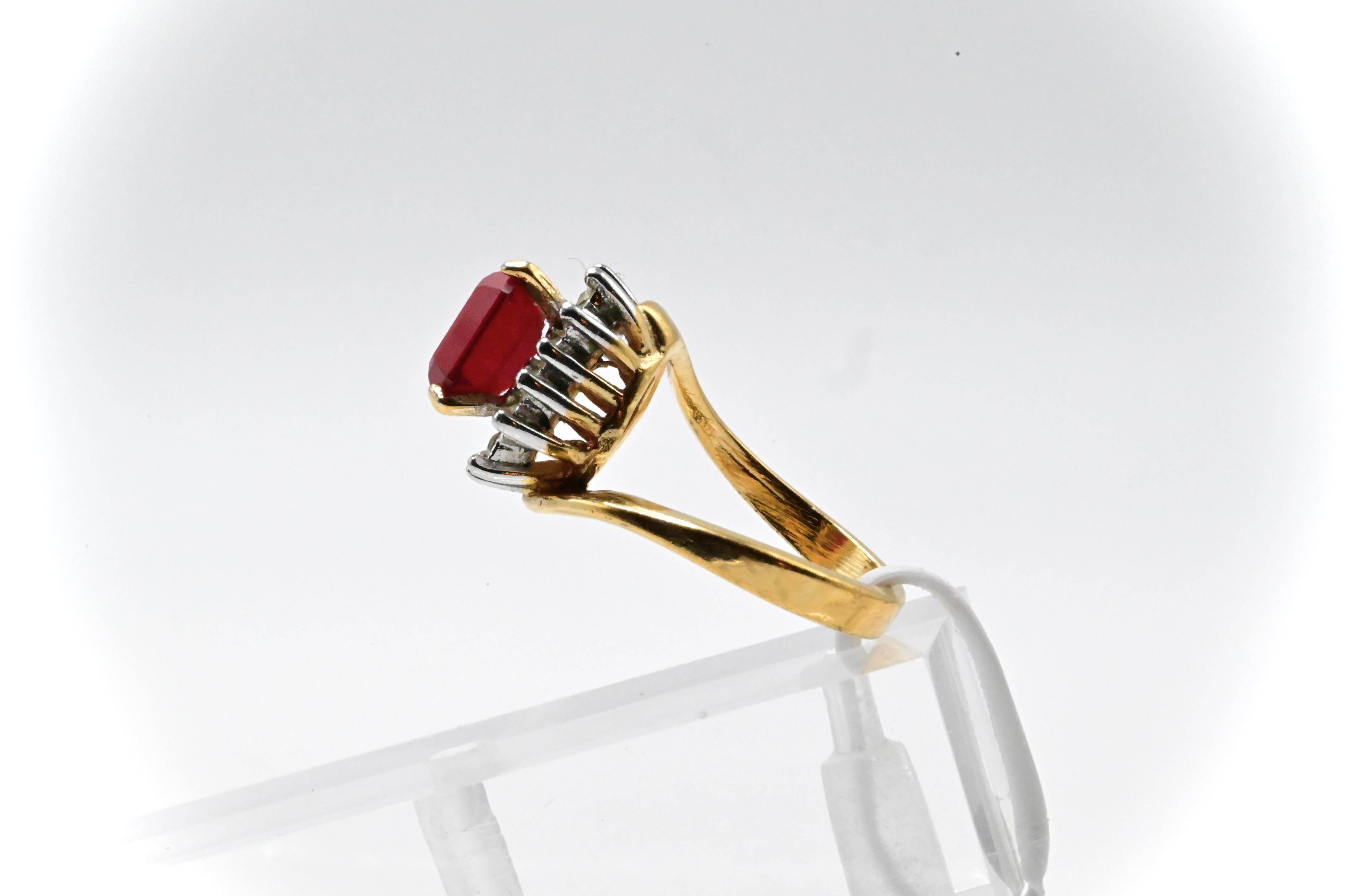 Exceptional 18k Yellow Gold & Garnet Ring In Fair Condition In Media, PA