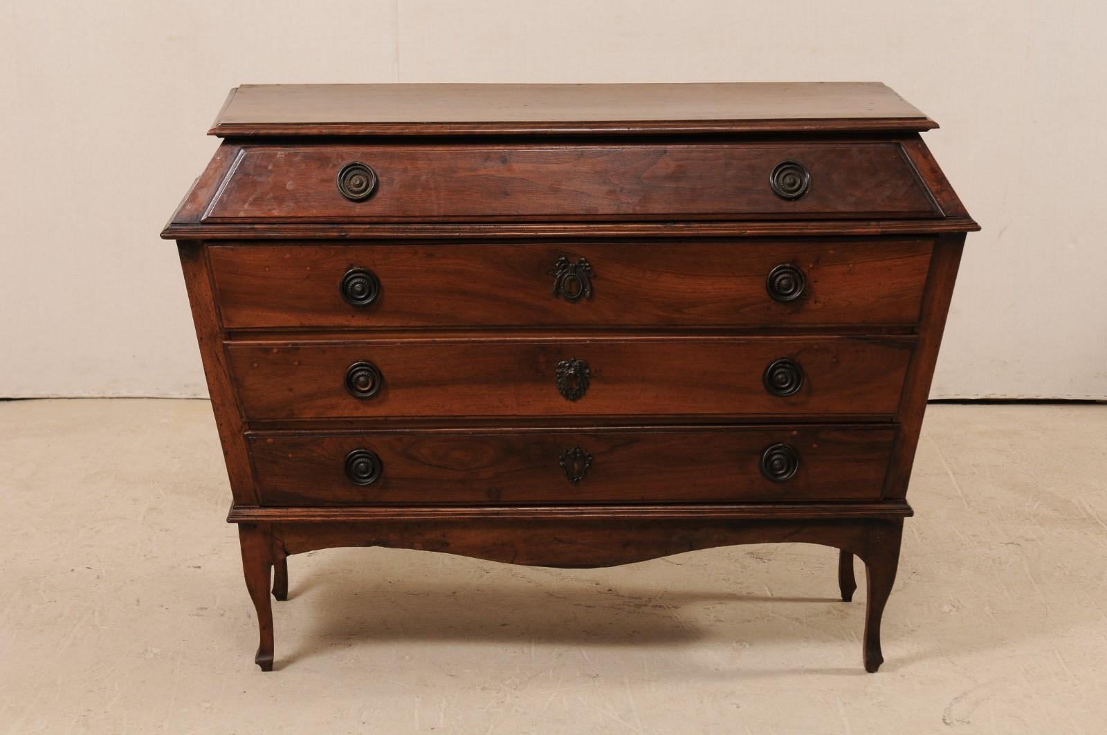 Sculpté Exceptionnelle commode italienne de la fin du XVIIIe siècle en noyer avec forme triangulaire unique en vente