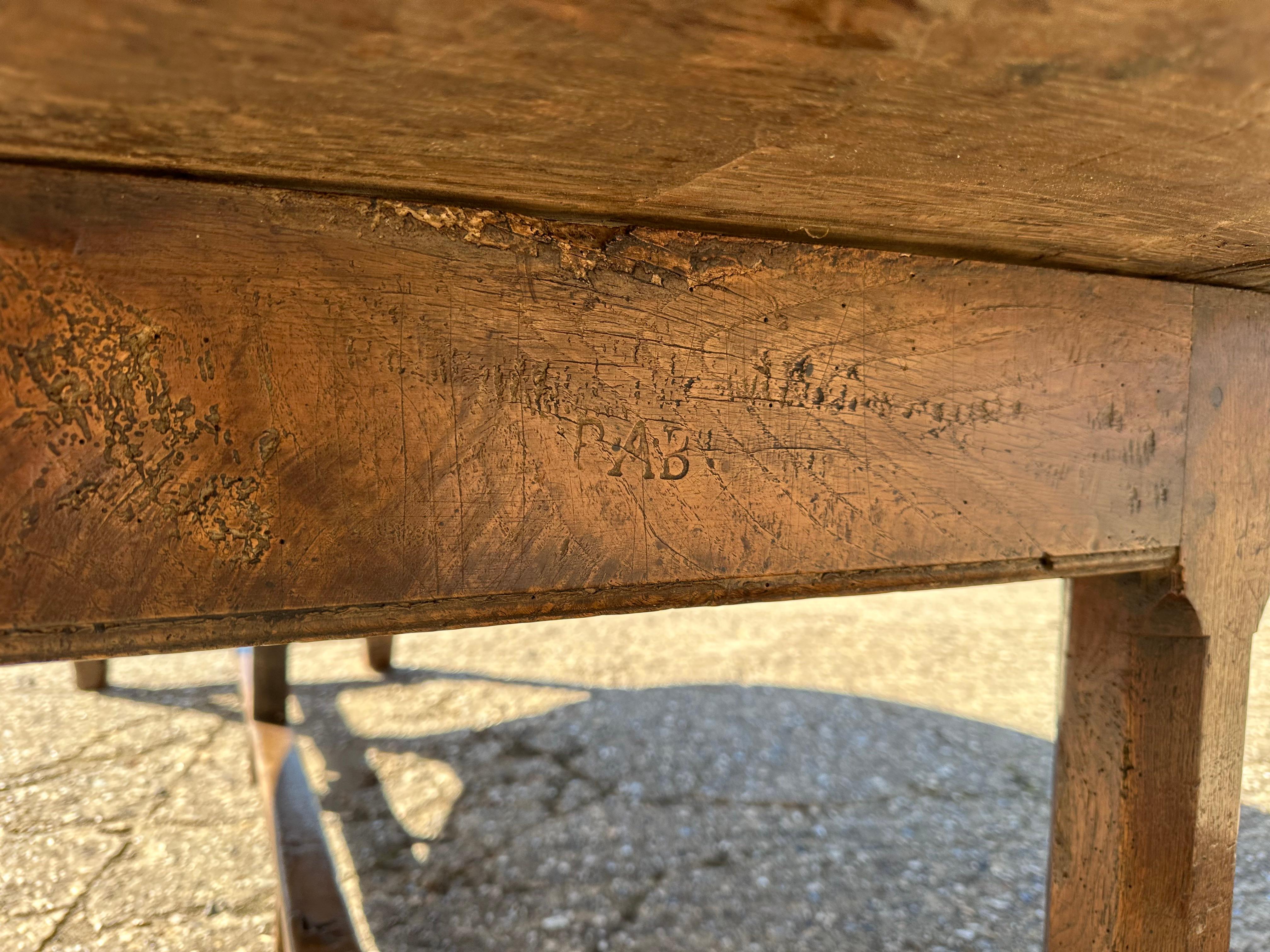 Exceptional 18th Century Burr Elm And Oak Oval Dining Table With Drawers in vendita 2