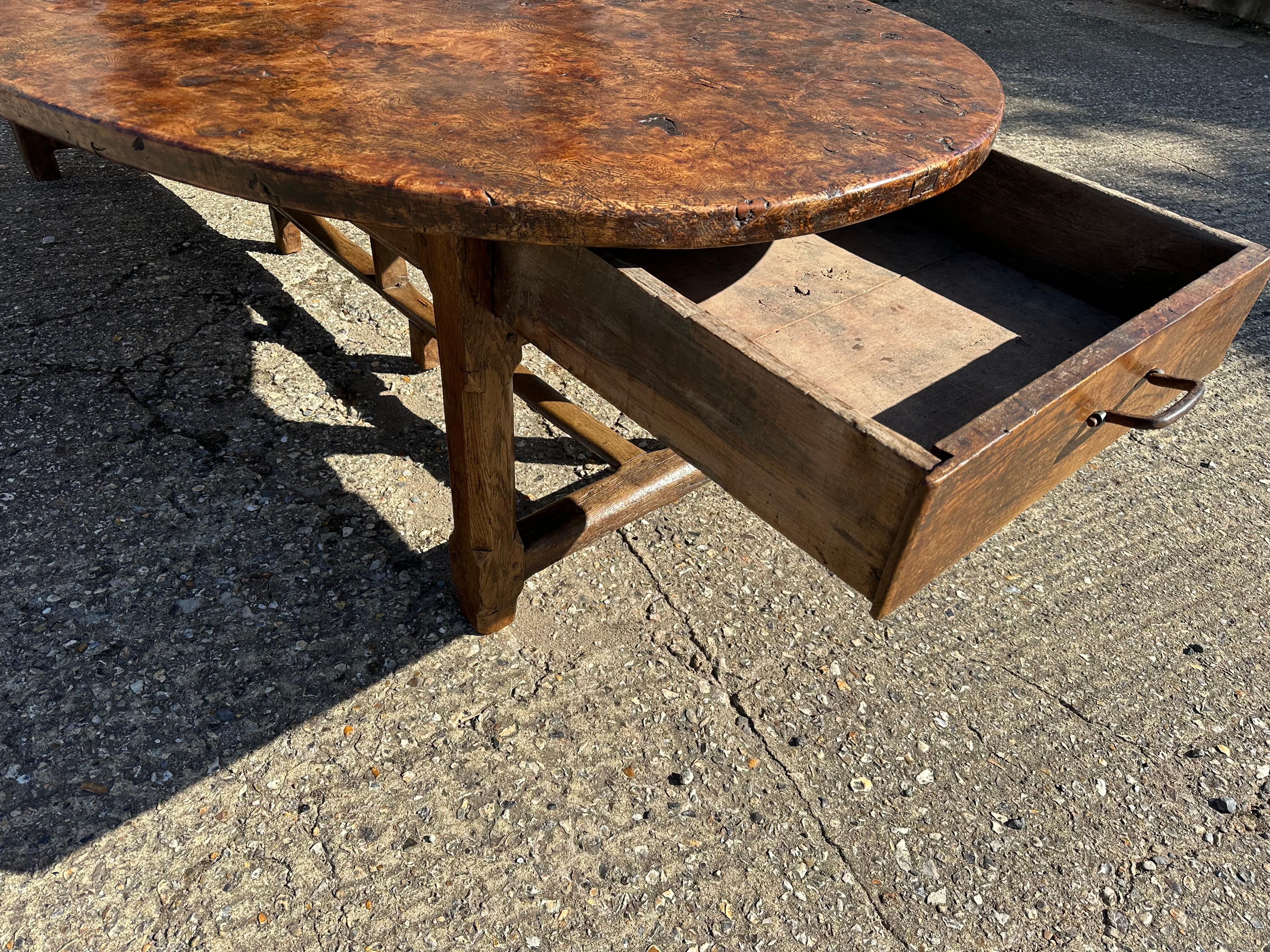 Stile provenzale Exceptional 18th Century Burr Elm And Oak Oval Dining Table With Drawers in vendita