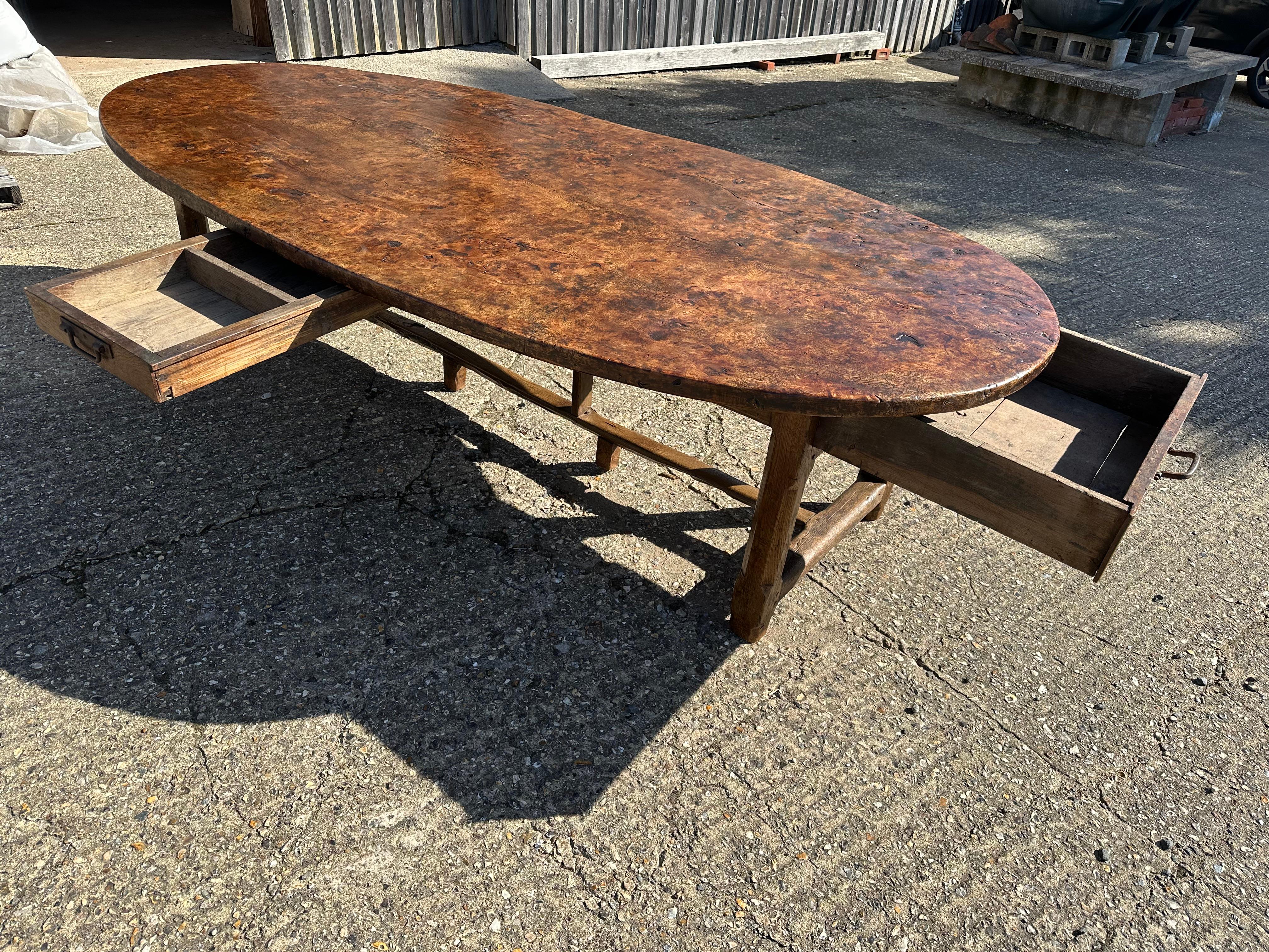 Fatto a mano Exceptional 18th Century Burr Elm And Oak Oval Dining Table With Drawers in vendita