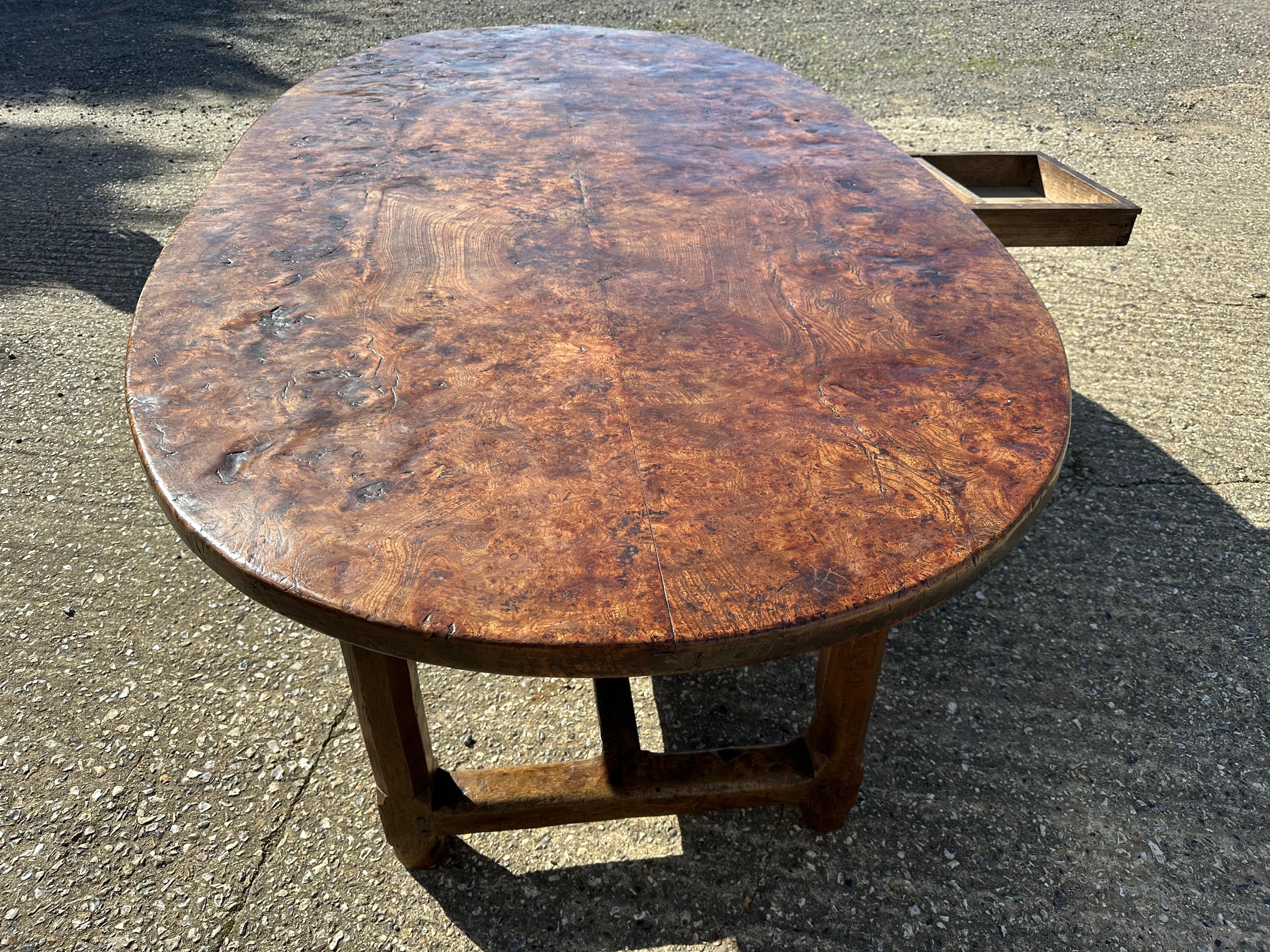 Exceptional 18th Century Burr Elm And Oak Oval Dining Table With Drawers In condizioni buone in vendita a Billingshurst, GB