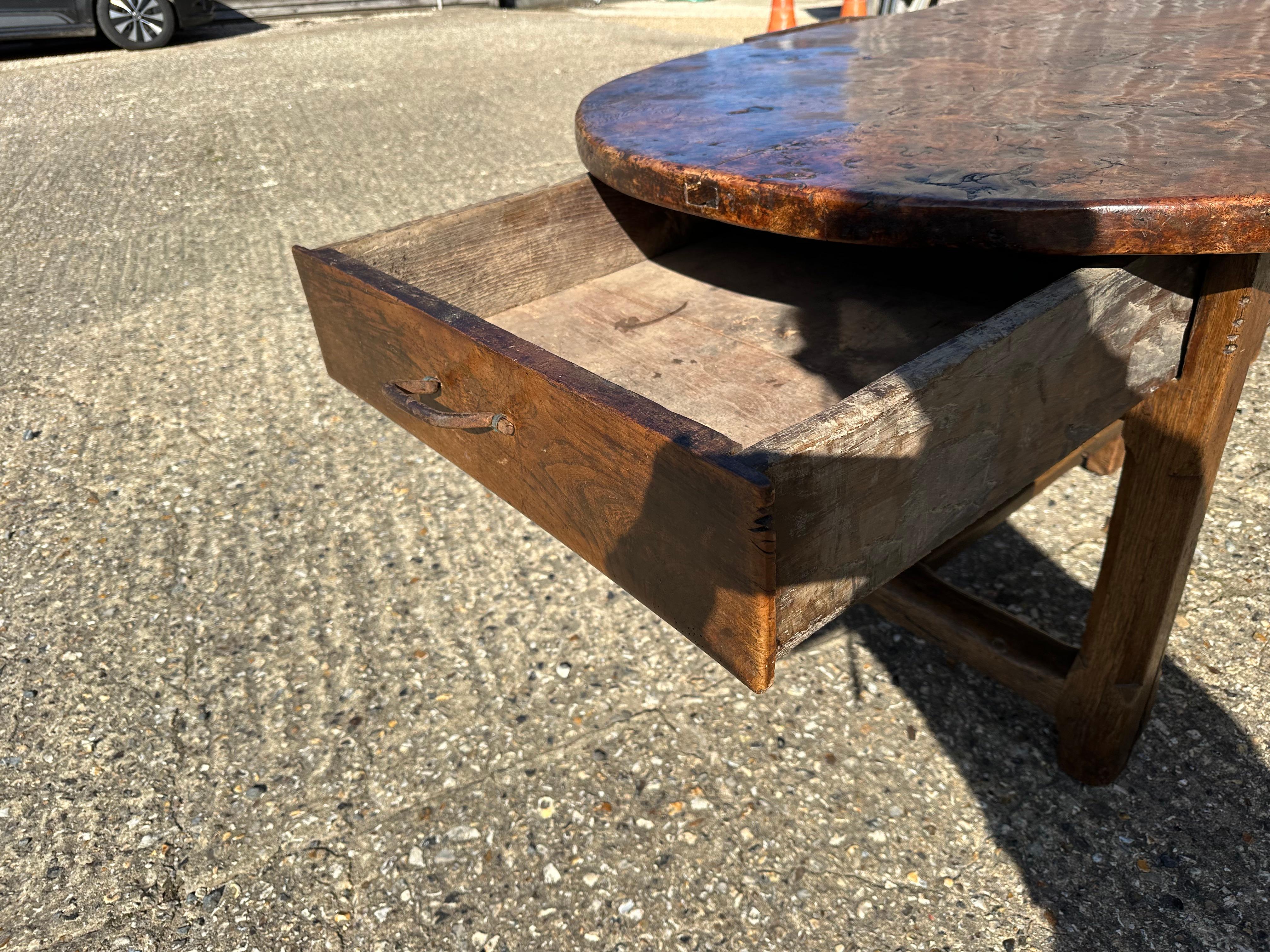 Fino al XVIII secolo Exceptional 18th Century Burr Elm And Oak Oval Dining Table With Drawers in vendita
