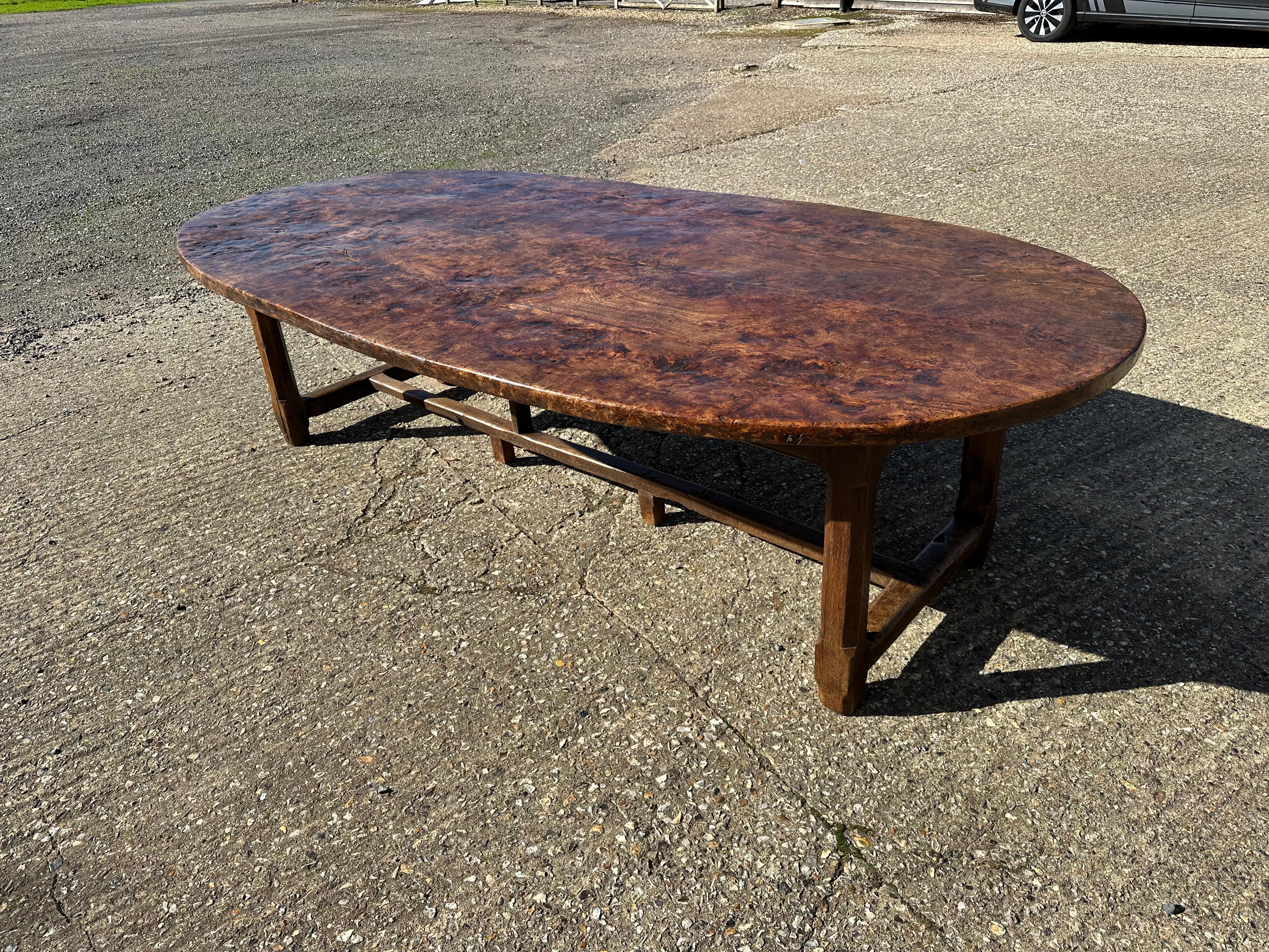Olmo Exceptional 18th Century Burr Elm And Oak Oval Dining Table With Drawers in vendita