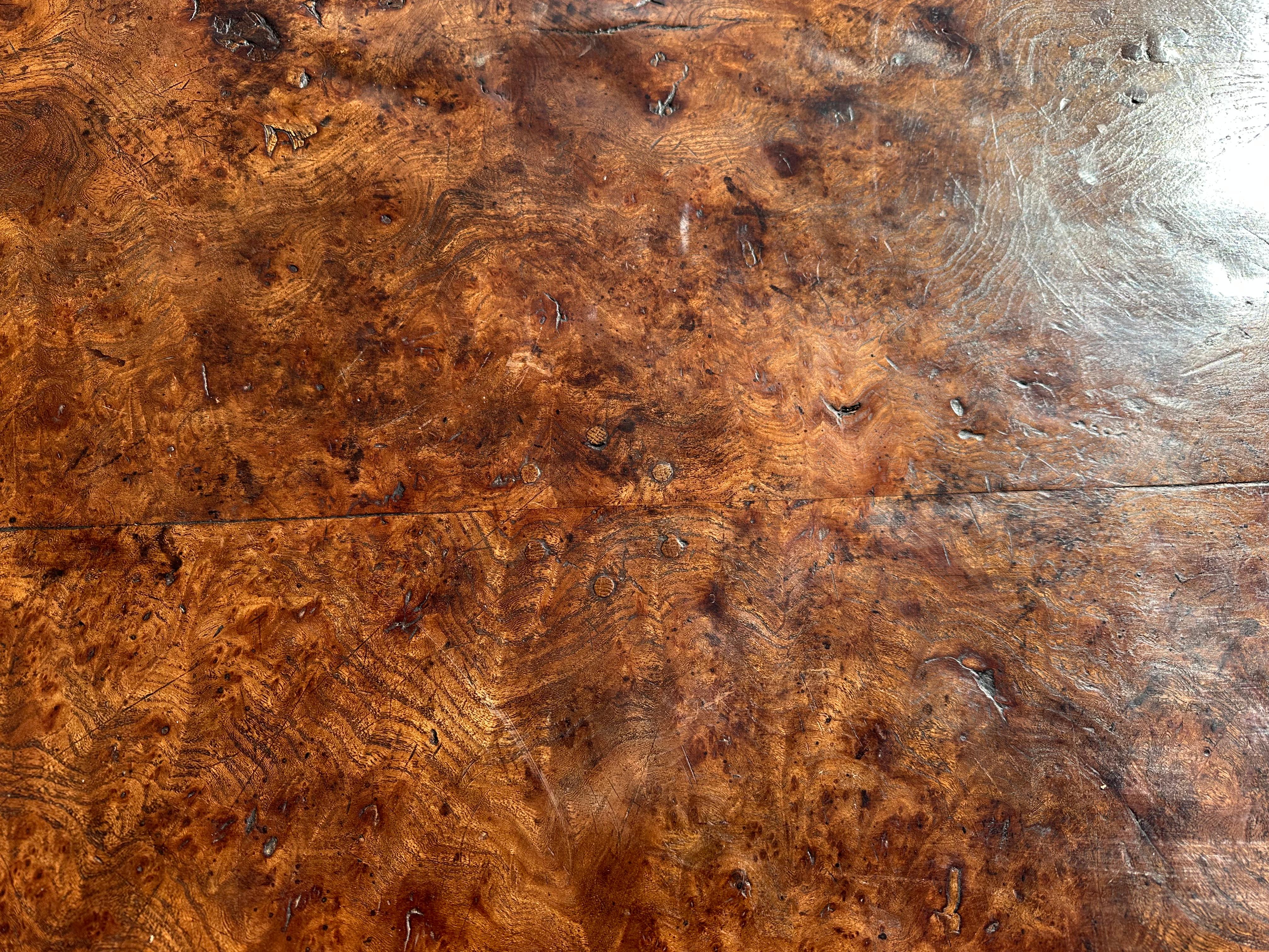 Exceptional 18th Century Burr Elm And Oak Oval Dining Table With Drawers in vendita 1