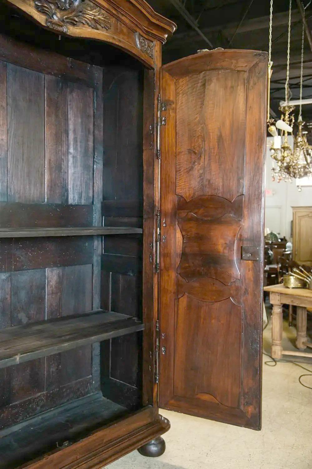 Exceptionnelle armoire en noyer du château lyonnais du XVIIIe siècle d'époque Régence française en vente 3