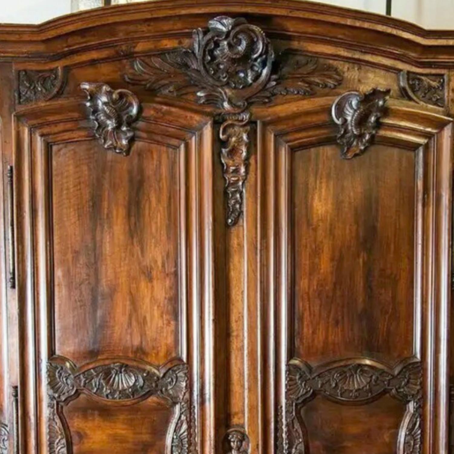 Exceptional 18th Century French Régence Period Walnut Chateau Lyonnaise Armoire In Excellent Condition For Sale In Birmingham, AL