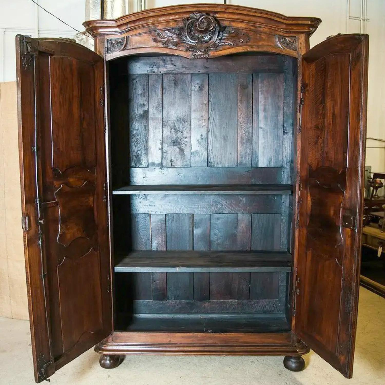 Exceptionnelle armoire en noyer du château lyonnais du XVIIIe siècle d'époque Régence française en vente 2