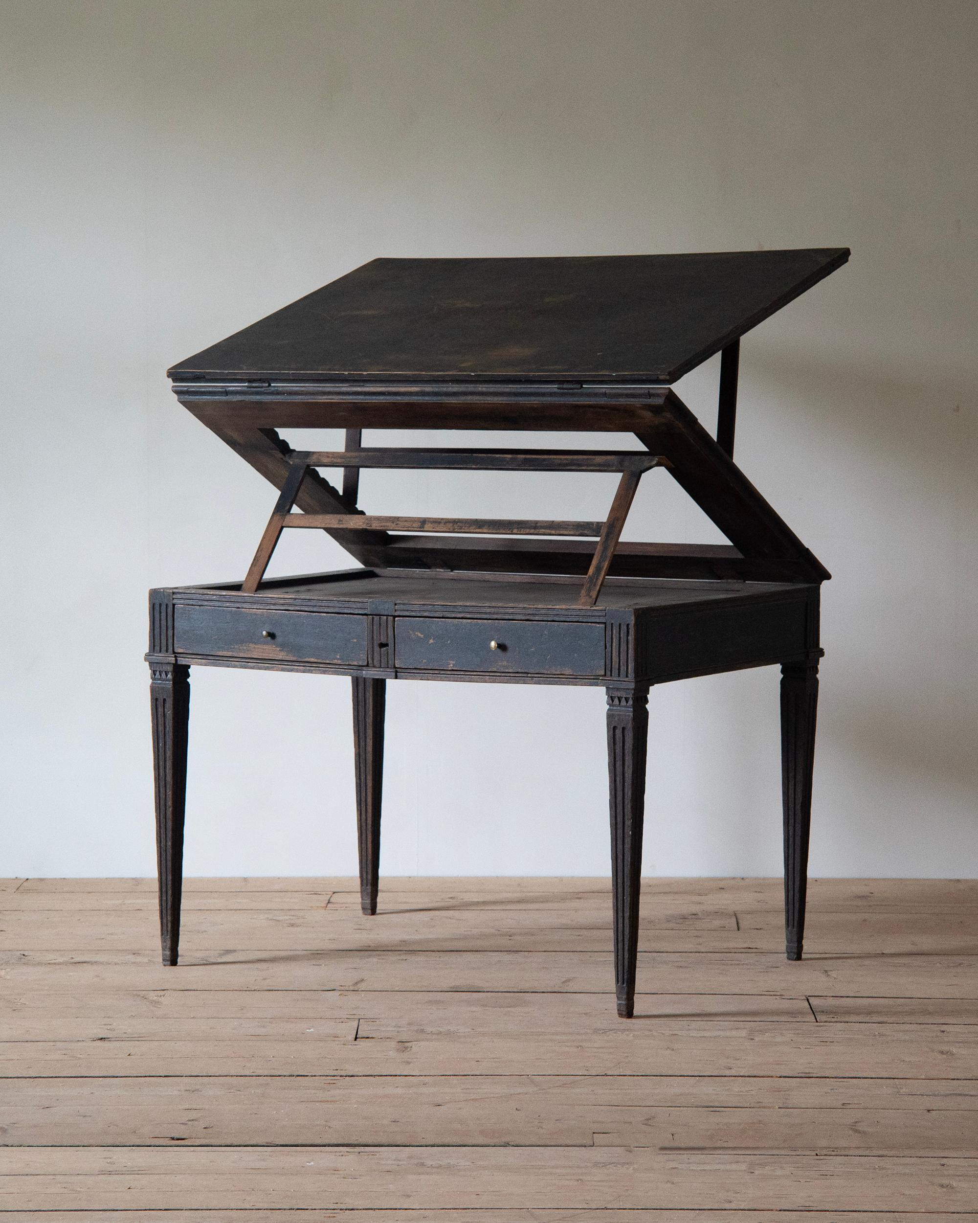 Exceptionnel et rare bureau d'architecte central gustavien du XVIIIe siècle, dans sa couleur d'origine, avec une grande patine à la surface. Le bureau est sculpté sur les quatre côtés (il sert de pièce centrale), possède un plateau à cliquet et