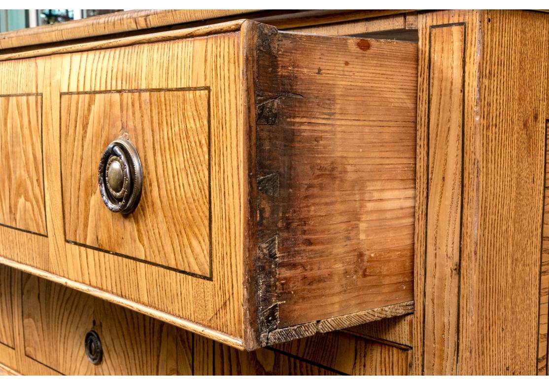 Exceptionnelle commode européenne incrustée du 18ème siècle en vente 4