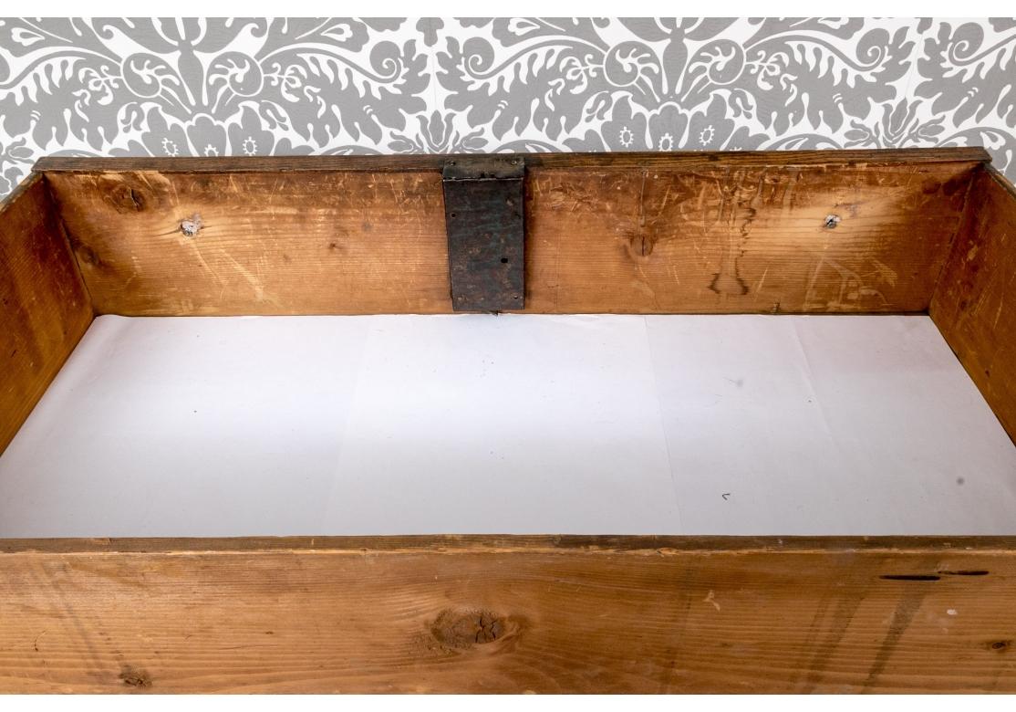 Un coffre particulièrement beau avec  belle réalisation et superbe form A. Le veinage du bois, du frêne ou éventuellement du chêne, crée un motif décoratif et attrayant. La marqueterie du dessus, des côtés et de la face avant repose.  sur