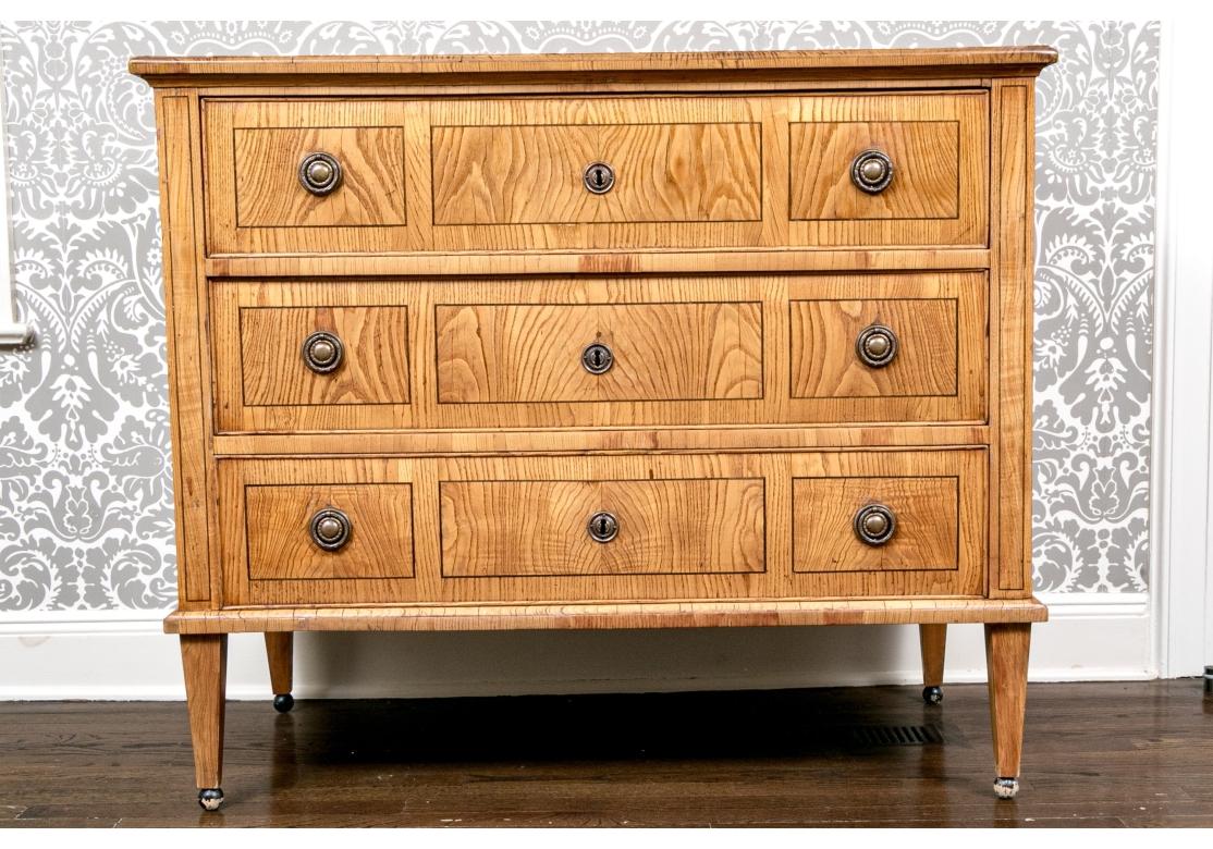 Bois Exceptionnelle commode européenne incrustée du 18ème siècle en vente