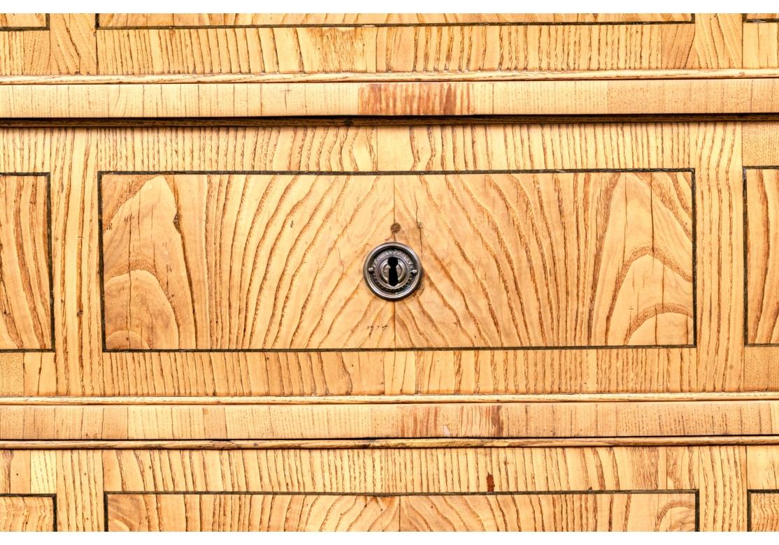 Exceptionnelle commode européenne incrustée du 18ème siècle en vente 2