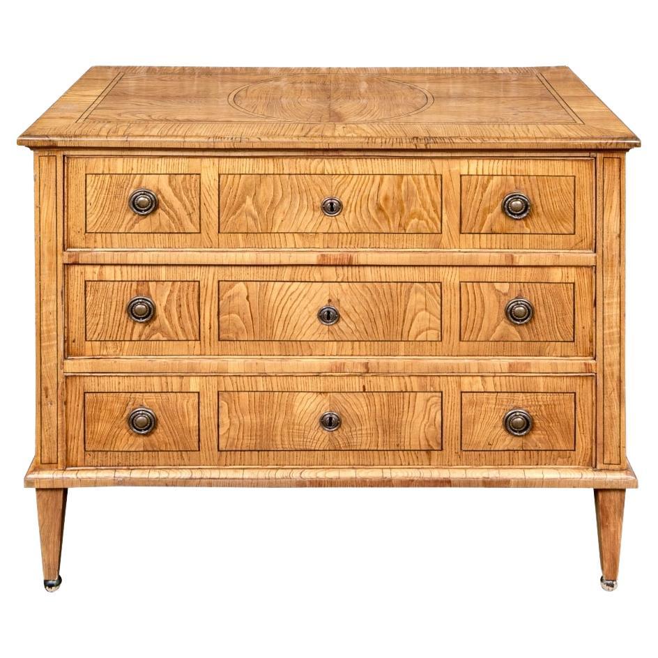 Exceptionnelle commode européenne incrustée du 18ème siècle en vente