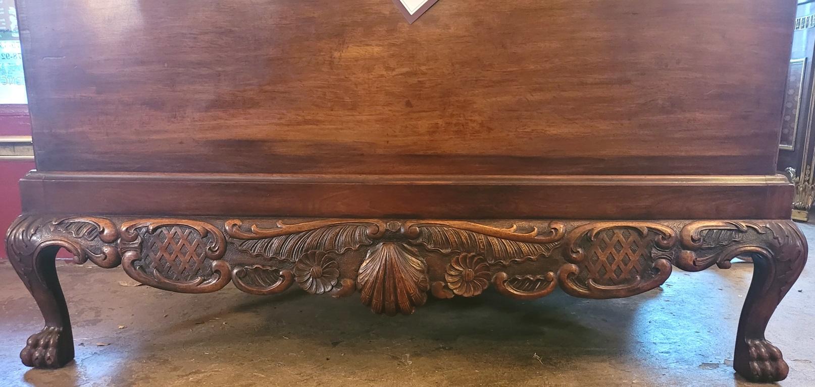 18C Irish George II Mahogany Silver Chest on Exceptional Carved Stand (Coffre à argent de George II en acajou sur un exceptionnel stand sculpté) en vente 13