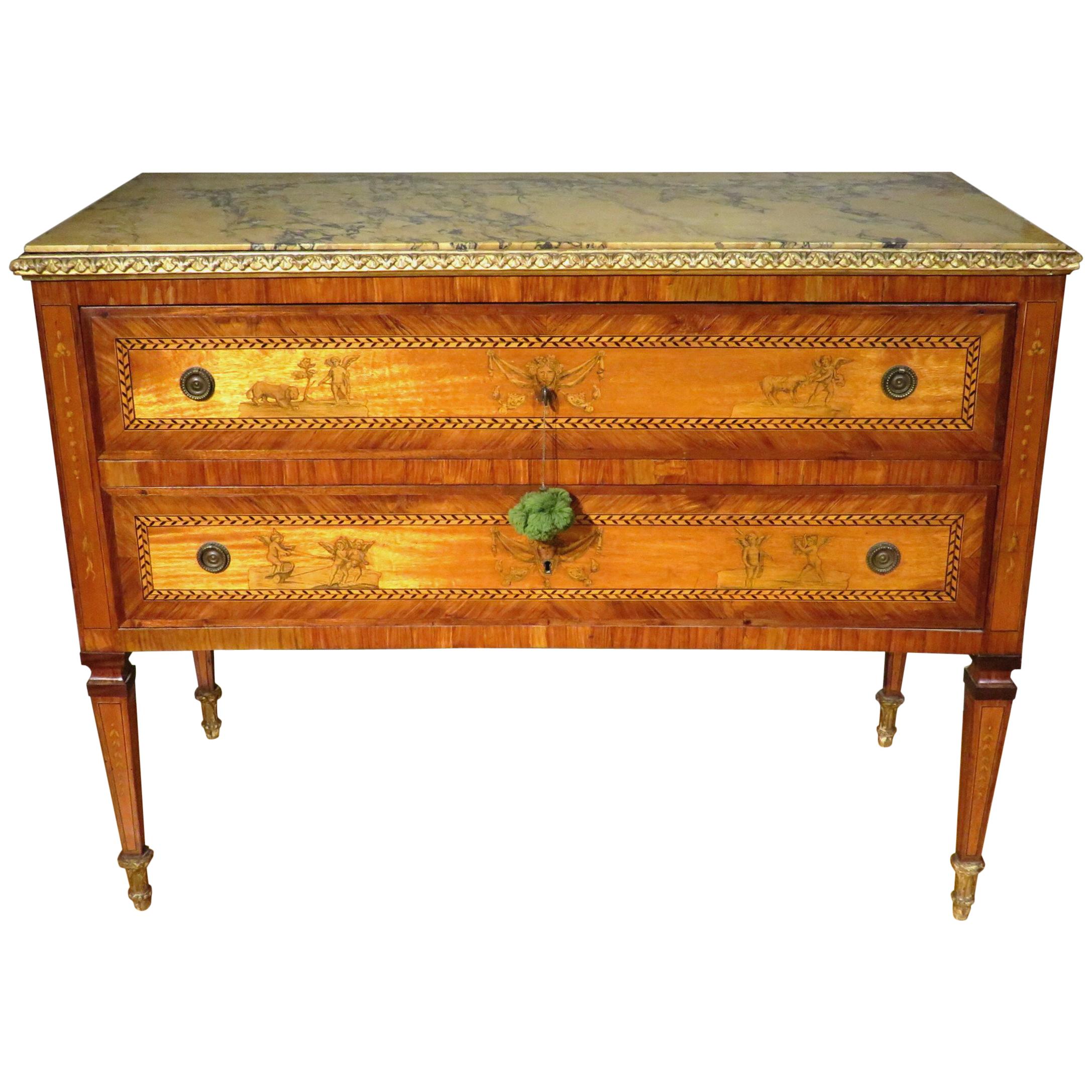 Un exemple supérieur de belles proportions et en remarquable état général, le plateau d'origine en marbre de Sienne dans une moulure de gesso doré au-dessus d'un coffret de bois de roi, d'acajou, de noyer et de satin, équipé de deux tiroirs de