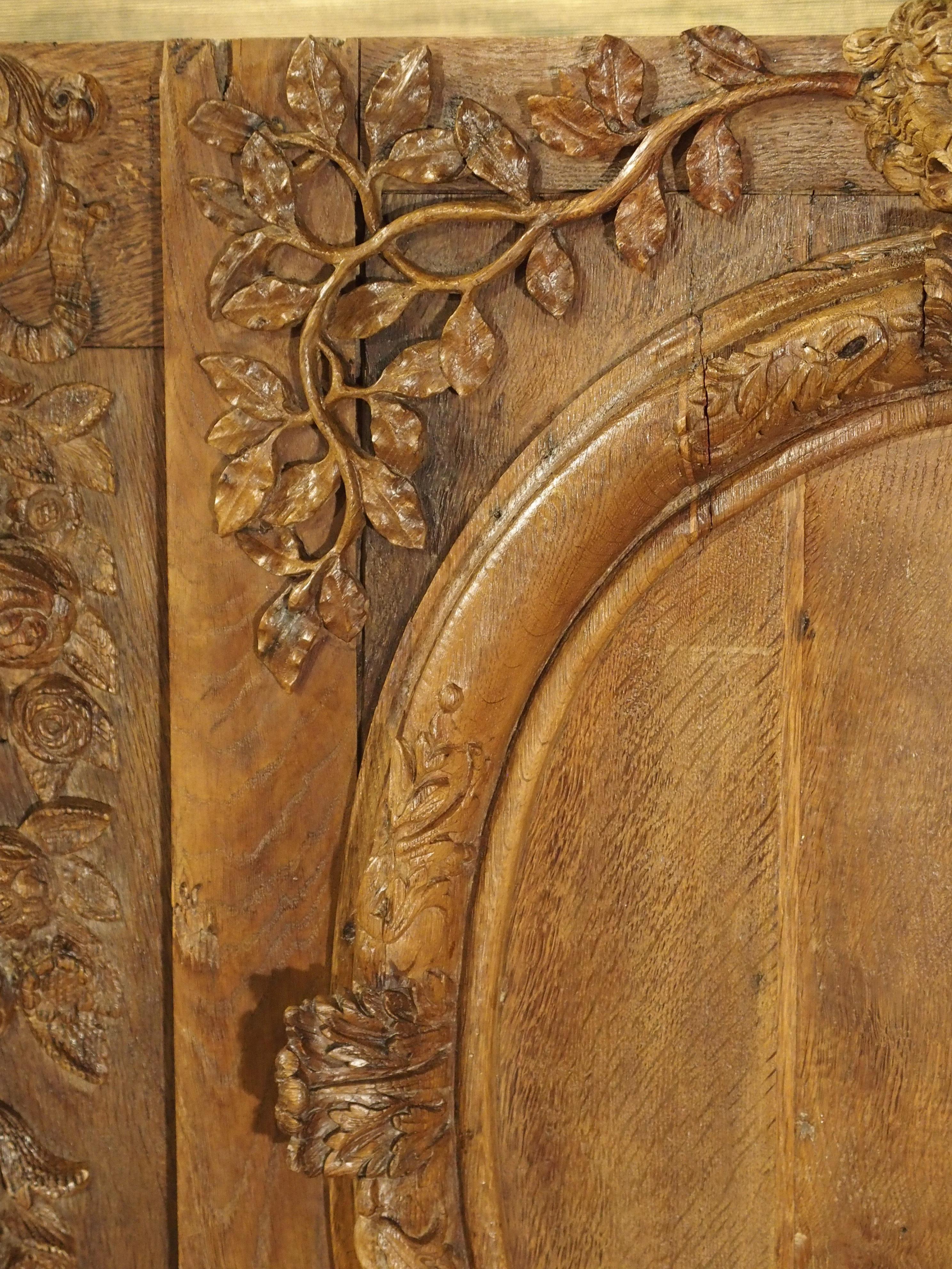 Cette fabuleuse boiserie ou panneau de bois sculpté à la main a été récemment achetée au Château St. Maclou en Normandie, France. Les pièces de boiseries avaient des motifs de design qui restaient les mêmes dans toute la zone qui était lambrissée.
