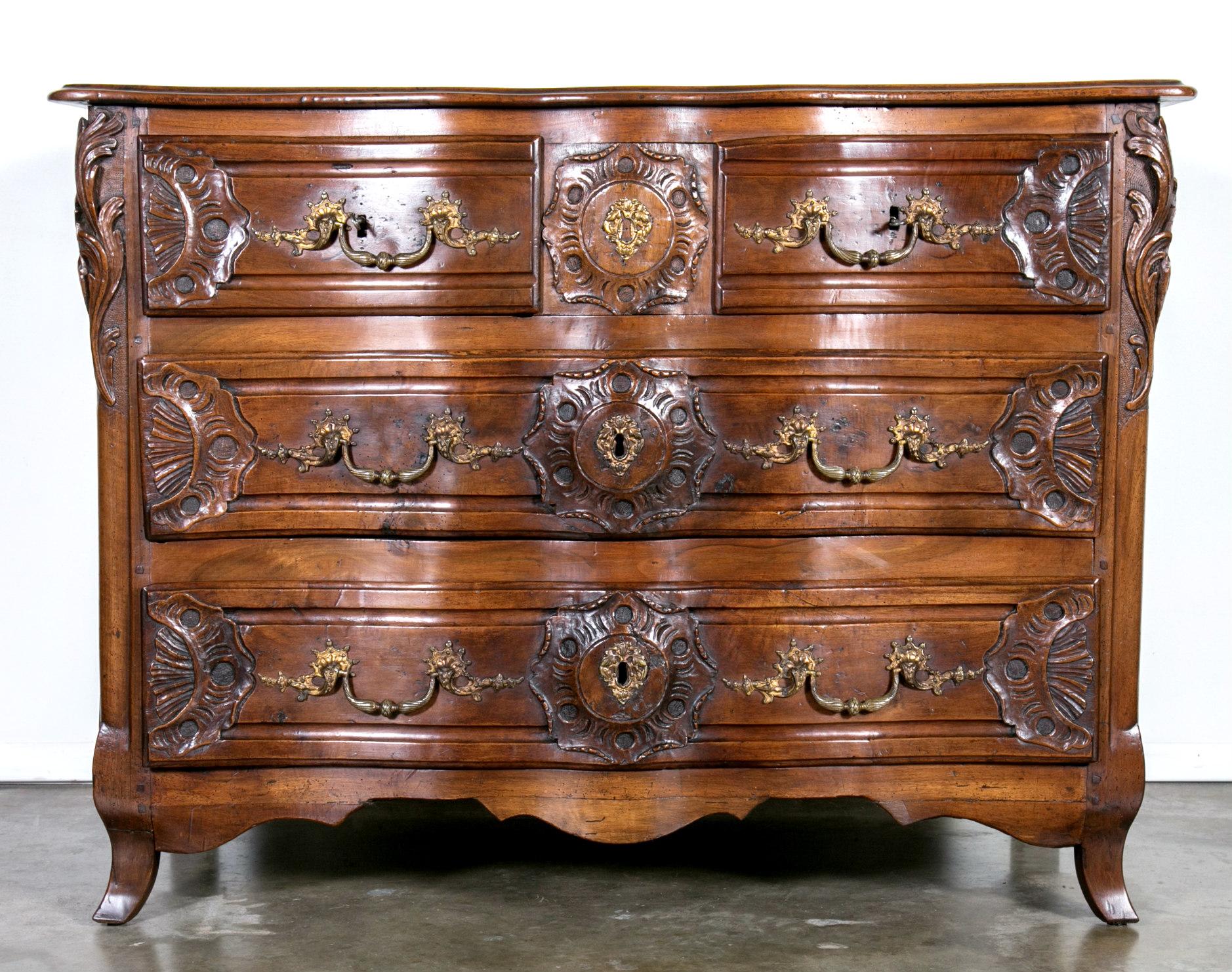 Exceptional 18th Century Regence Period Lyonnaise Commode Galbée In Good Condition For Sale In Birmingham, AL