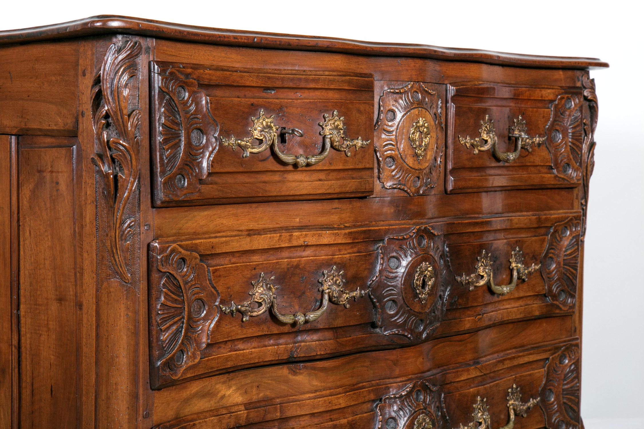 Exceptional 18th Century Regence Period Lyonnaise Commode Galbée For Sale 7