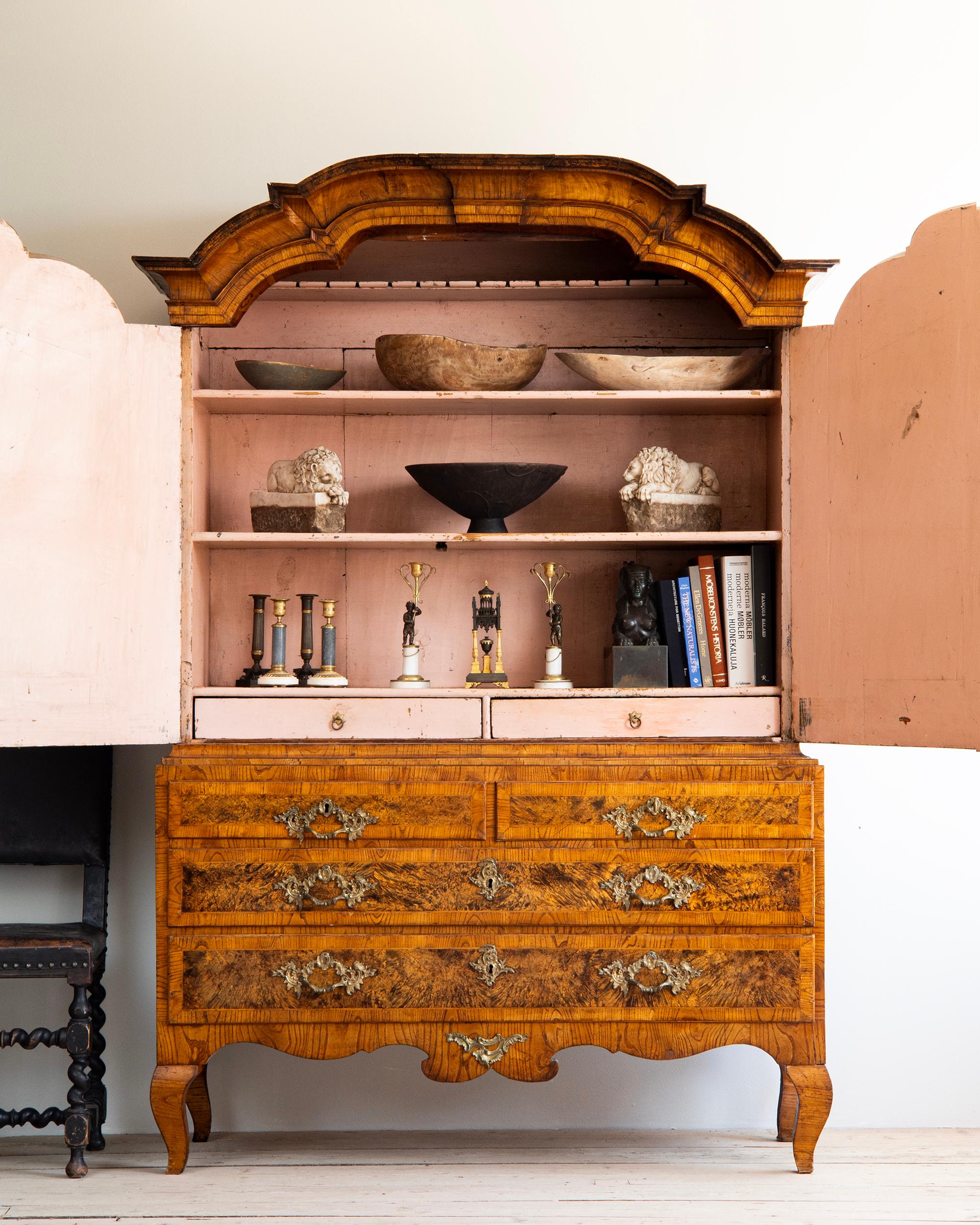 Excepcional armario rococó del siglo XVIII Rococó en venta