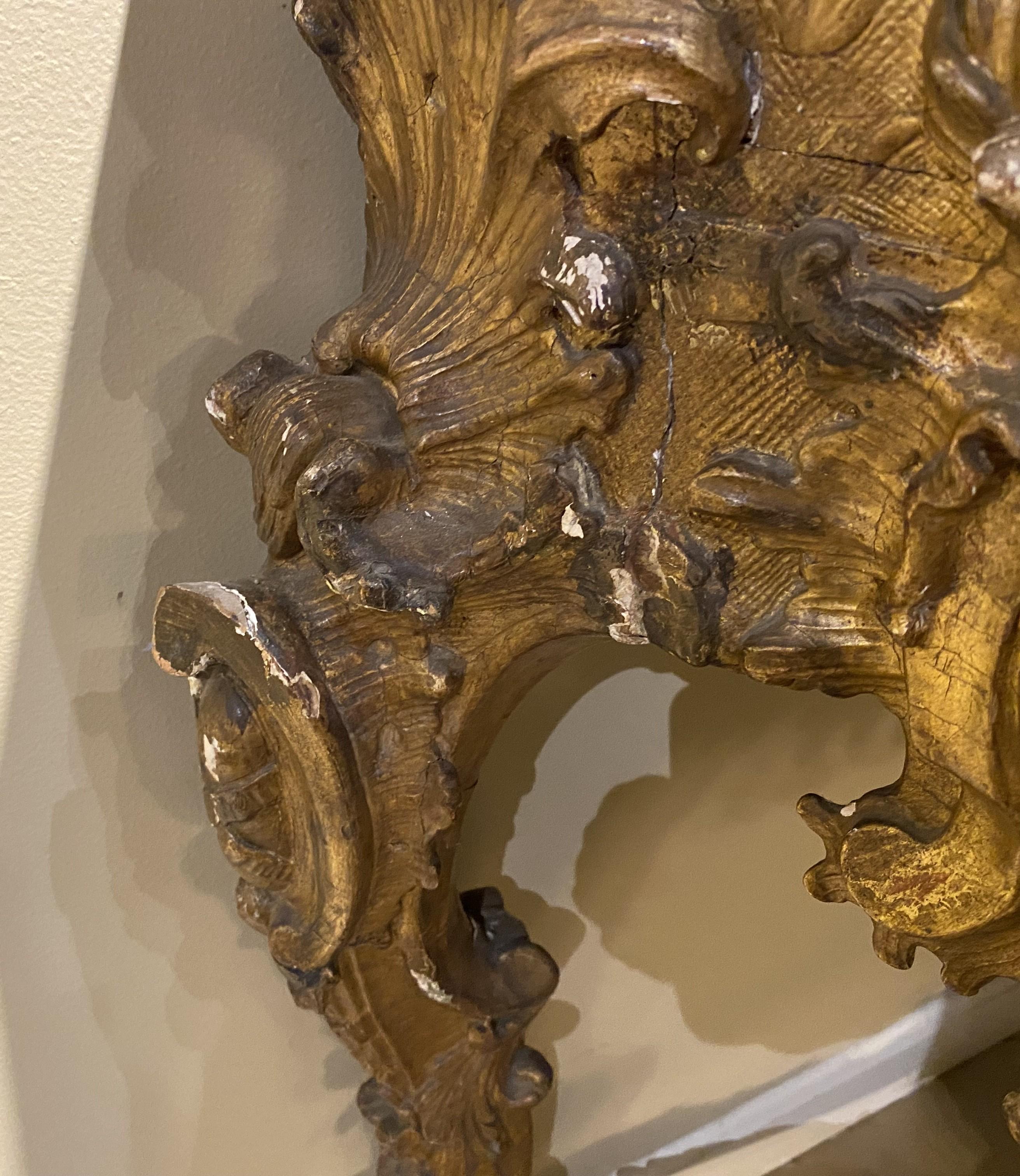 Eccezionale commode rococò del XVIII secolo in legno dorato con piano in marmo in vendita 3