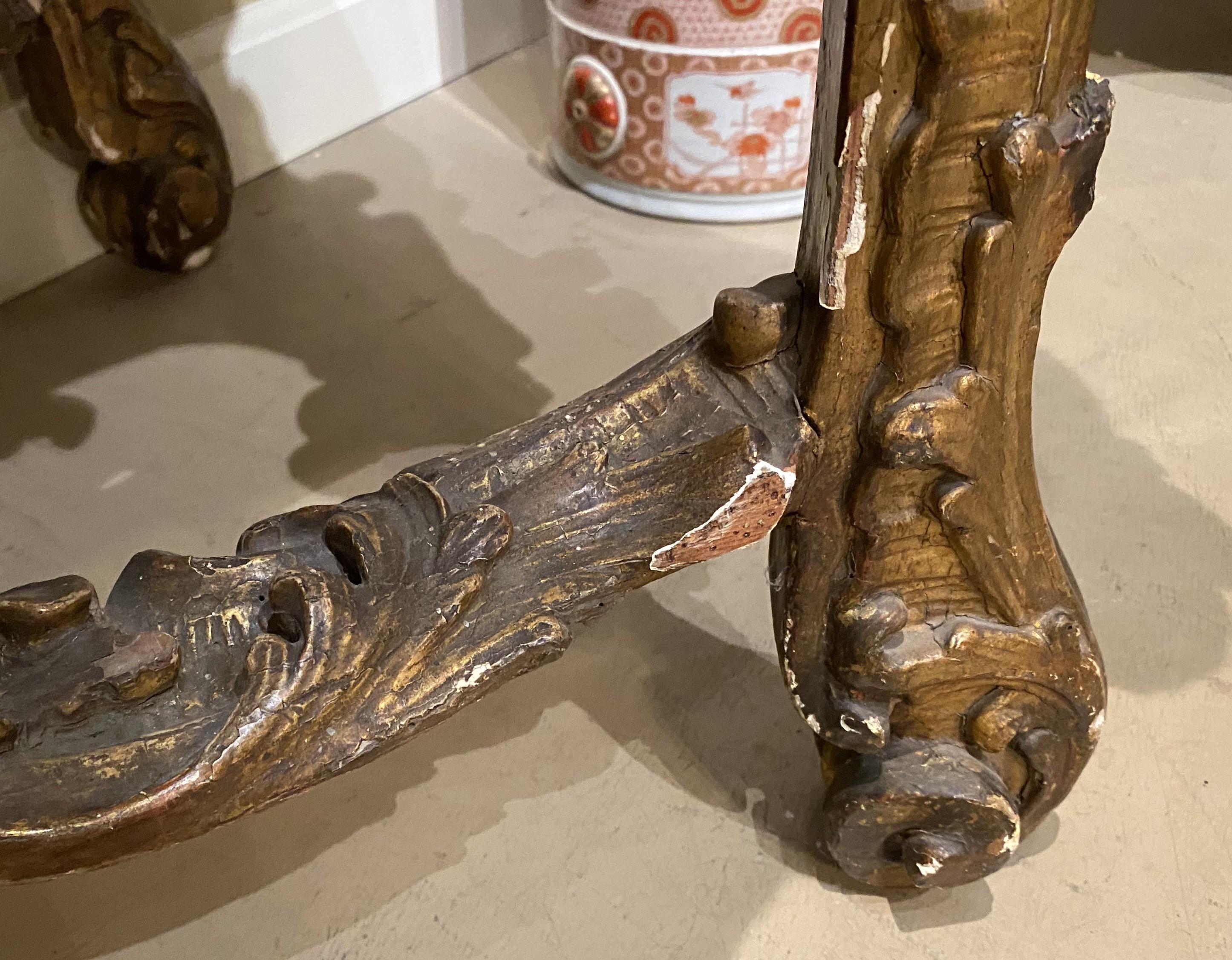 Eccezionale commode rococò del XVIII secolo in legno dorato con piano in marmo in vendita 5