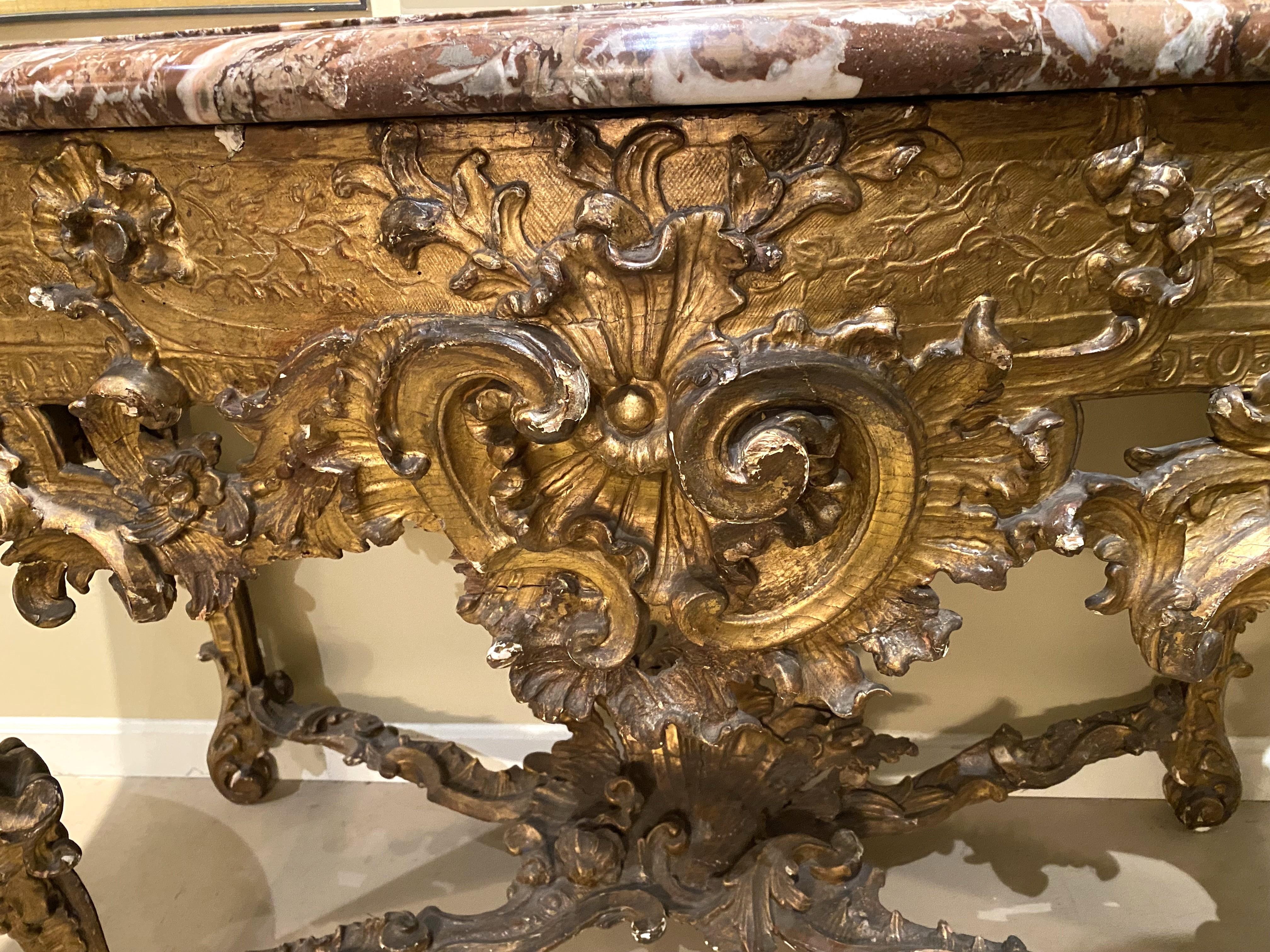 Rococò Eccezionale commode rococò del XVIII secolo in legno dorato con piano in marmo in vendita