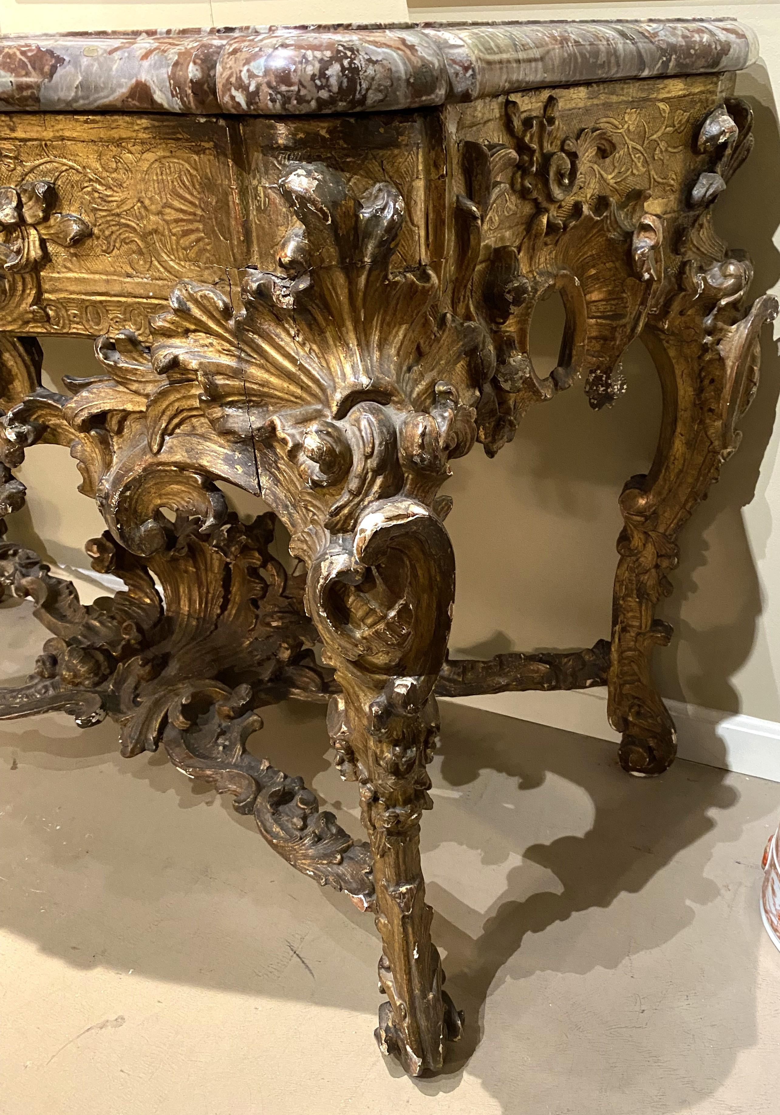 Tedesco Eccezionale commode rococò del XVIII secolo in legno dorato con piano in marmo in vendita