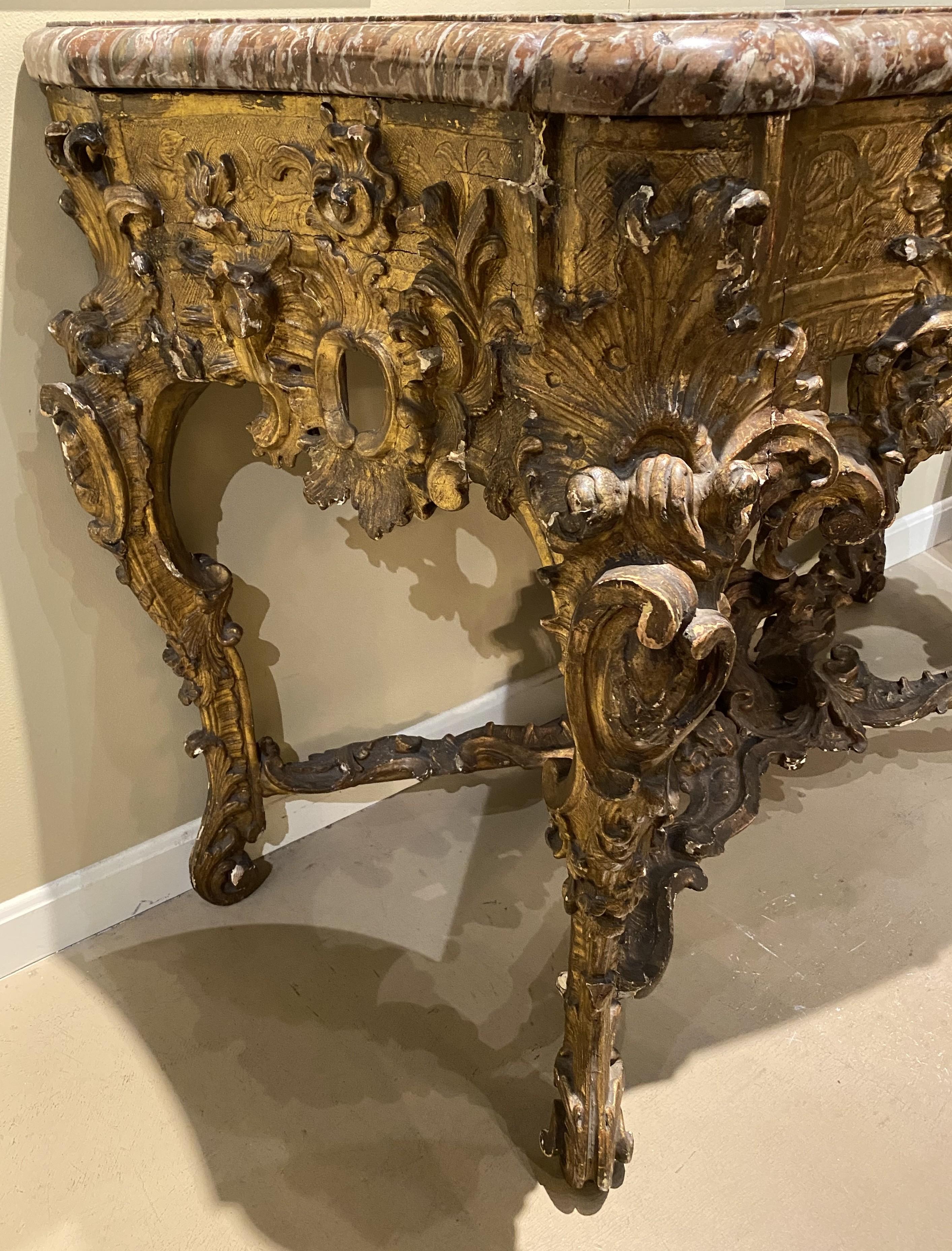 Intagliato a mano Eccezionale commode rococò del XVIII secolo in legno dorato con piano in marmo in vendita