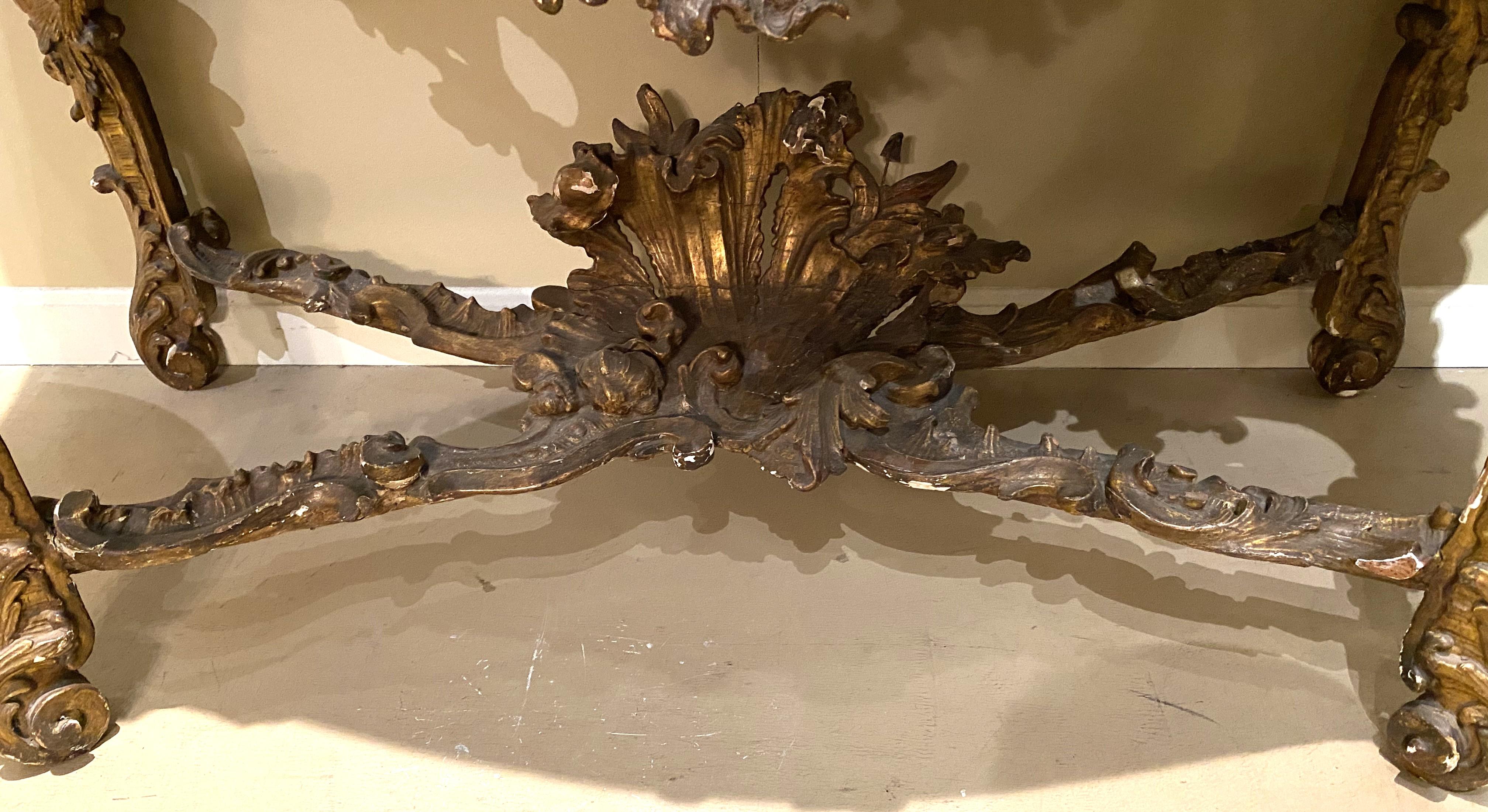 Eccezionale commode rococò del XVIII secolo in legno dorato con piano in marmo In condizioni buone in vendita a Milford, NH