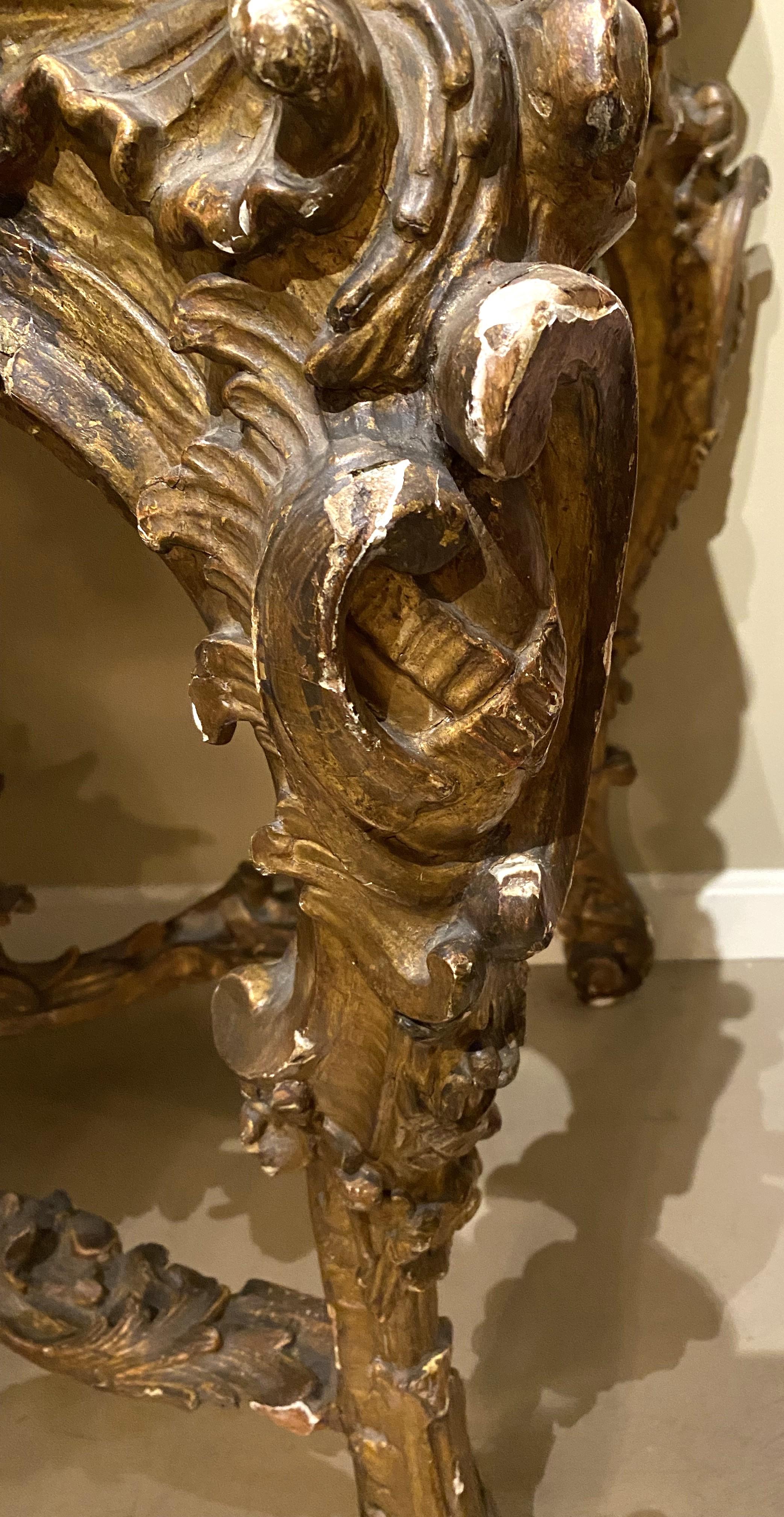Marmo Eccezionale commode rococò del XVIII secolo in legno dorato con piano in marmo in vendita