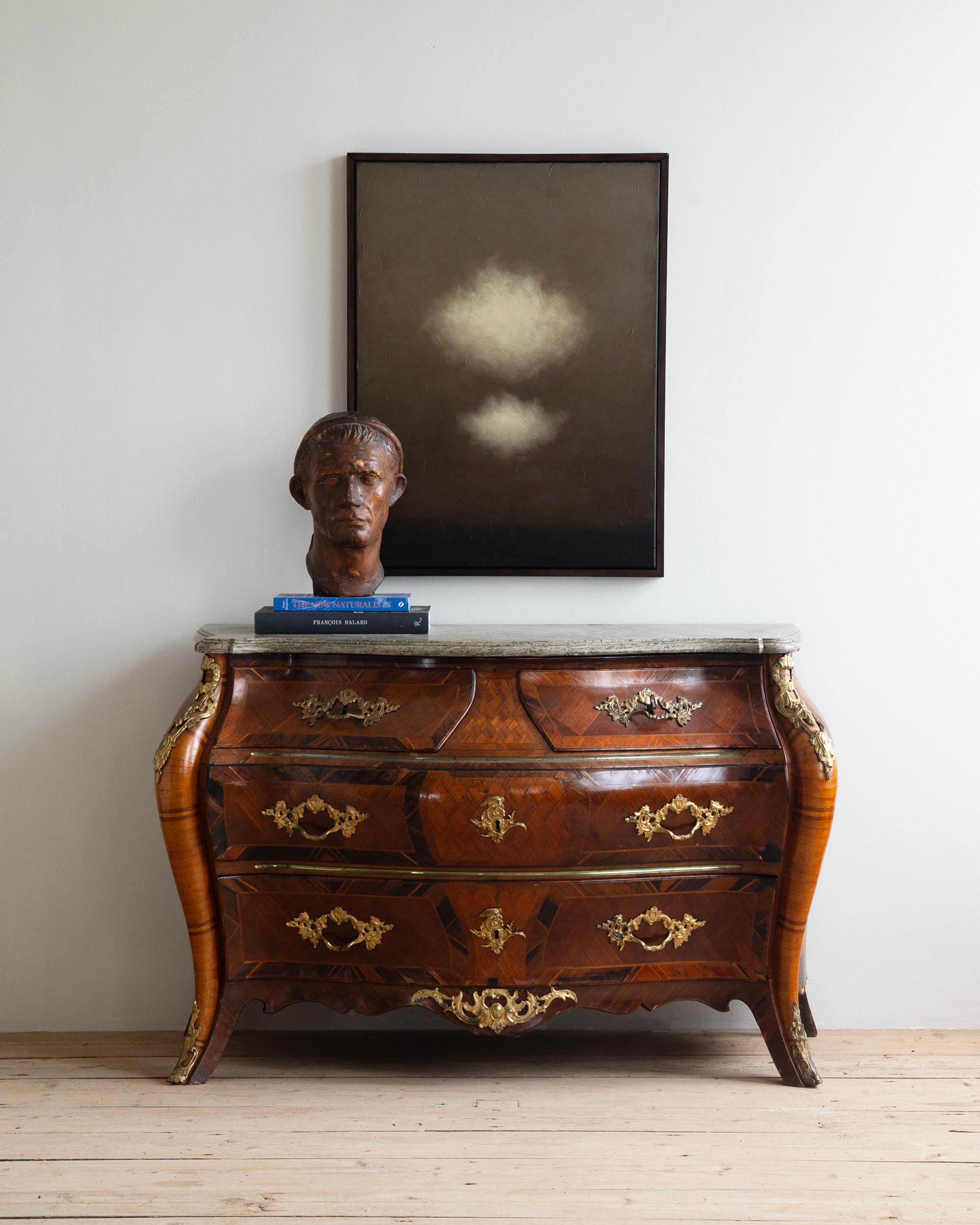 18th century Swedish Rococo commode with four drawers and fantastic shape & proportions. ca 1760 Stockholm, Sweden. 