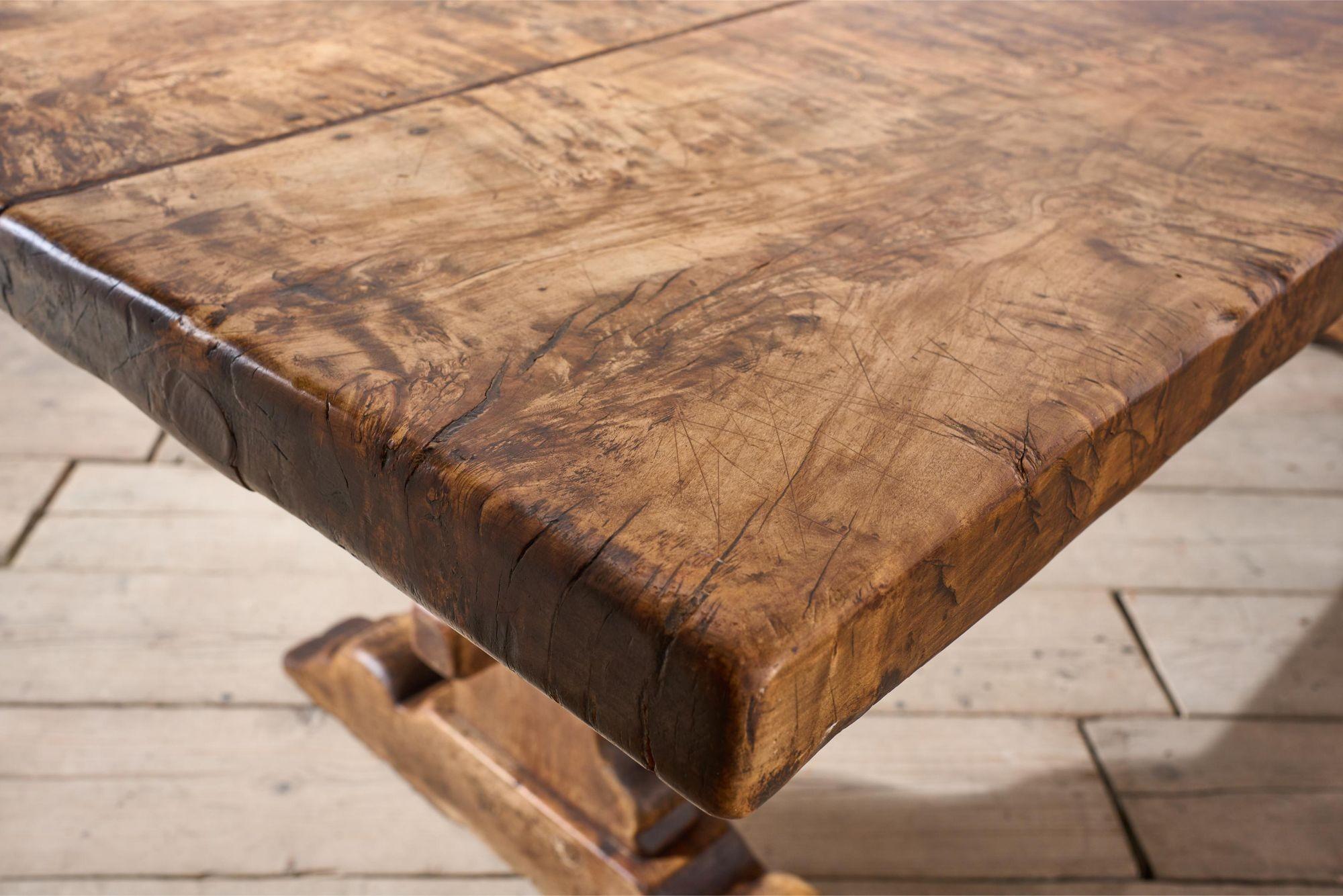 Exceptional 18th century Two plank Walnut dining table For Sale 6