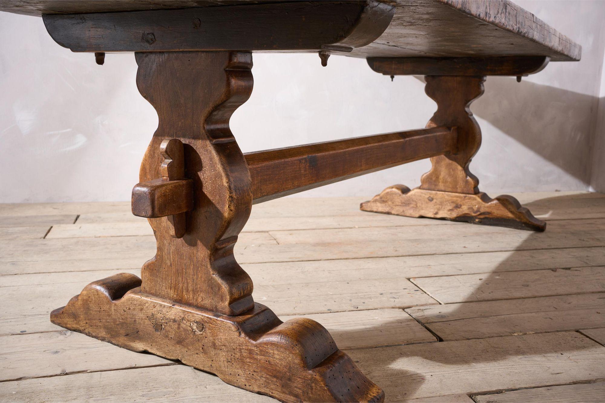 Exceptional 18th century Two plank Walnut dining table For Sale 7