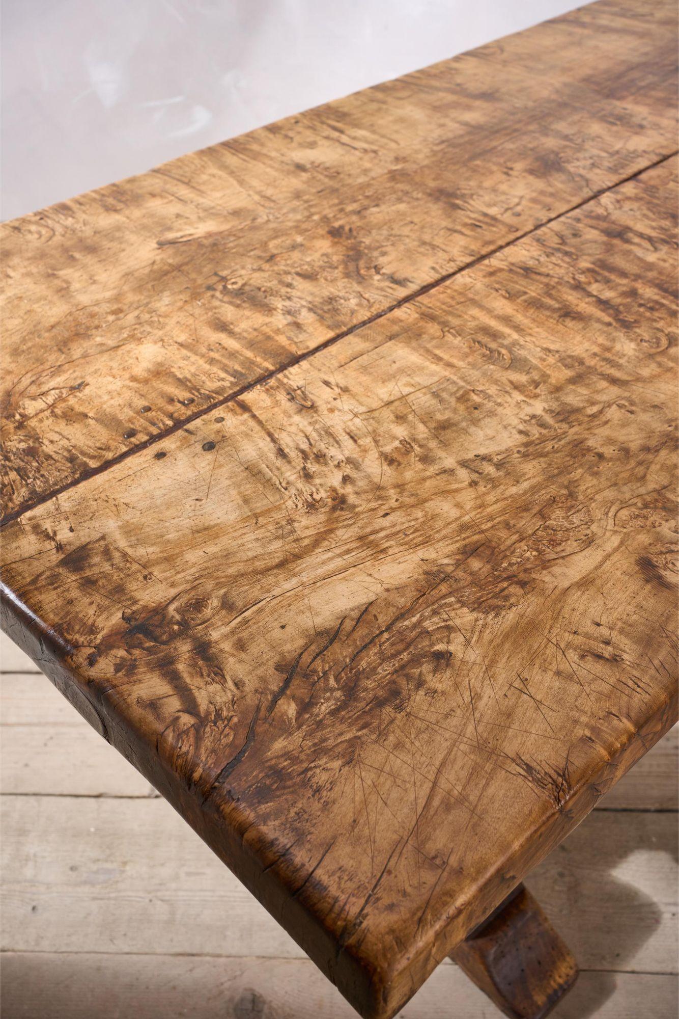 Exceptional 18th century Two plank Walnut dining table For Sale 8