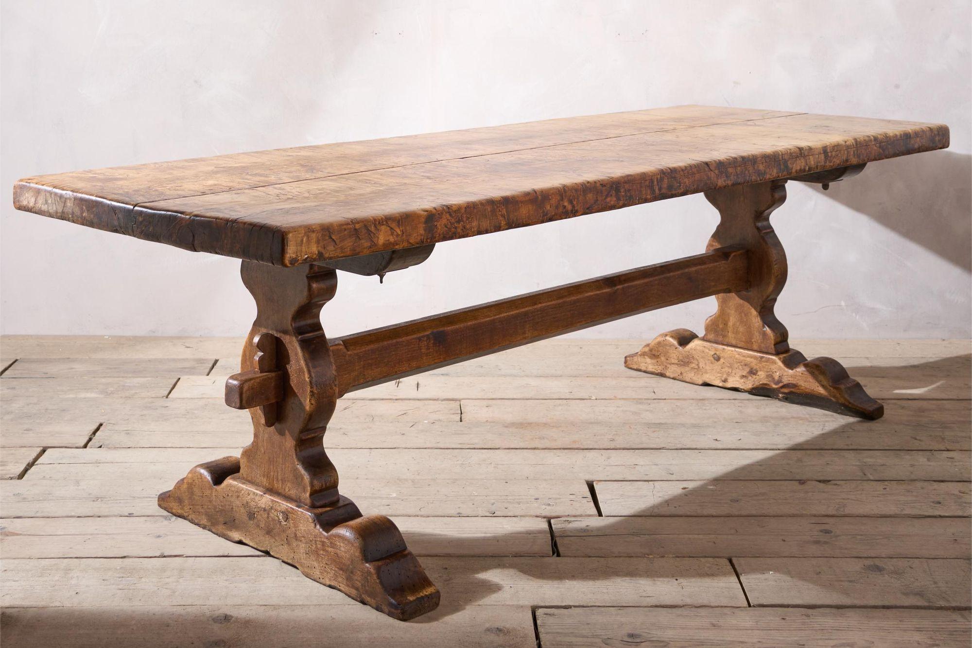 Exceptional 18th century Two plank Walnut dining table In Good Condition For Sale In Malton, GB