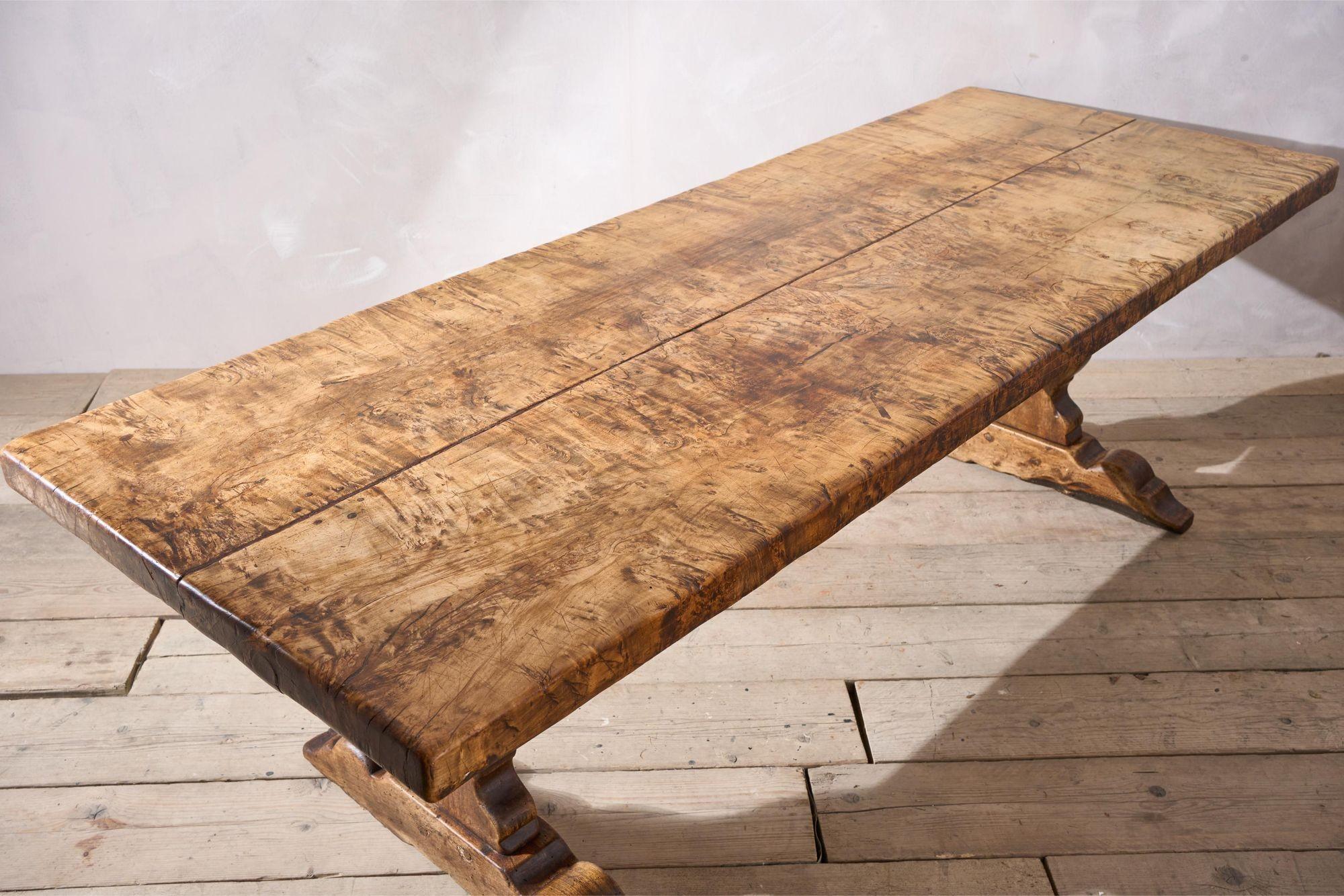 18th Century and Earlier Exceptional 18th century Two plank Walnut dining table For Sale